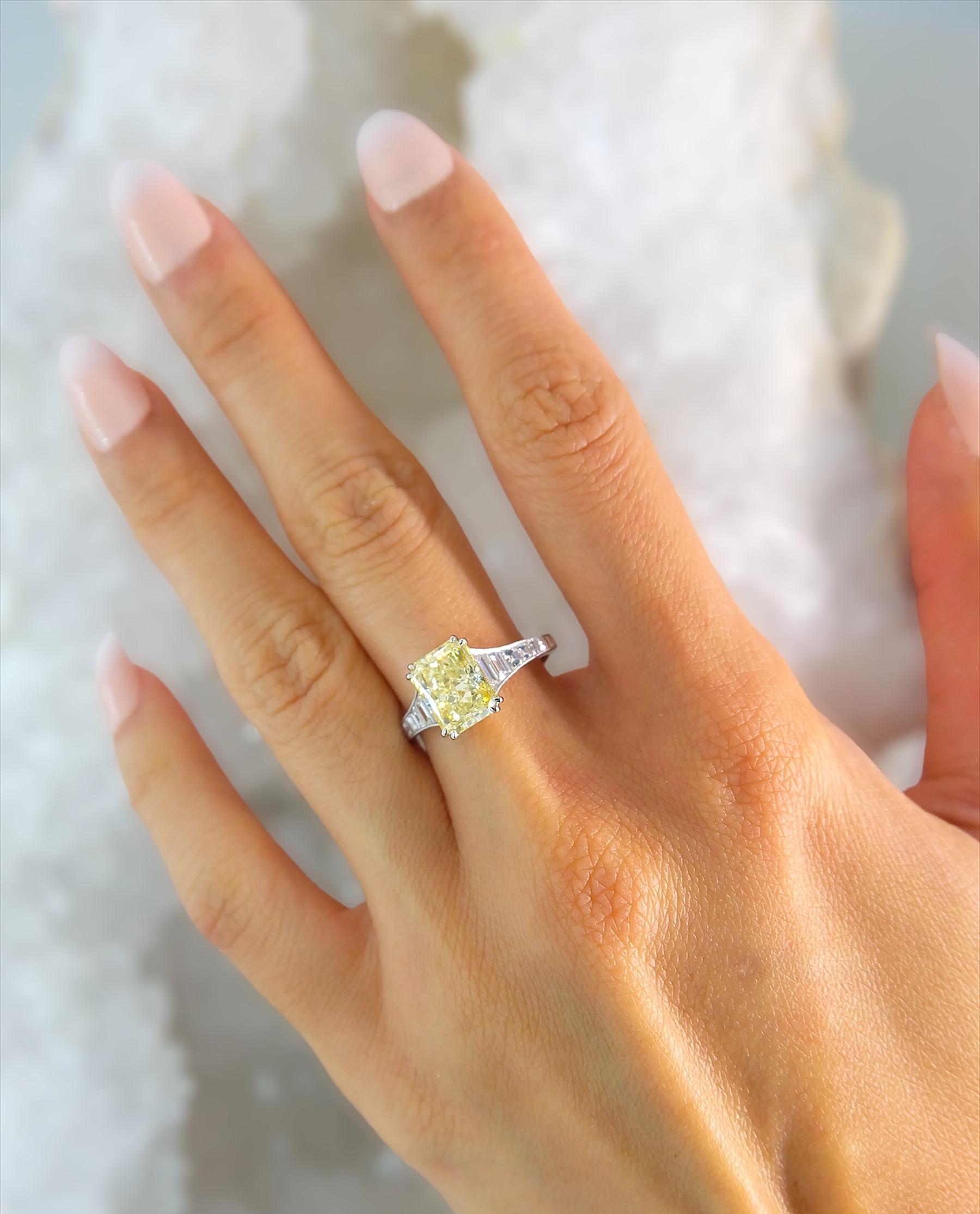 Sophia D. 2.50 Carat Fancy Light Yellow Diamond Ring Set in Platinum In New Condition For Sale In New York, NY