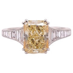 Gorgeous 2.50 Carat Fancy Light Yellow Diamond Platinum Ring
