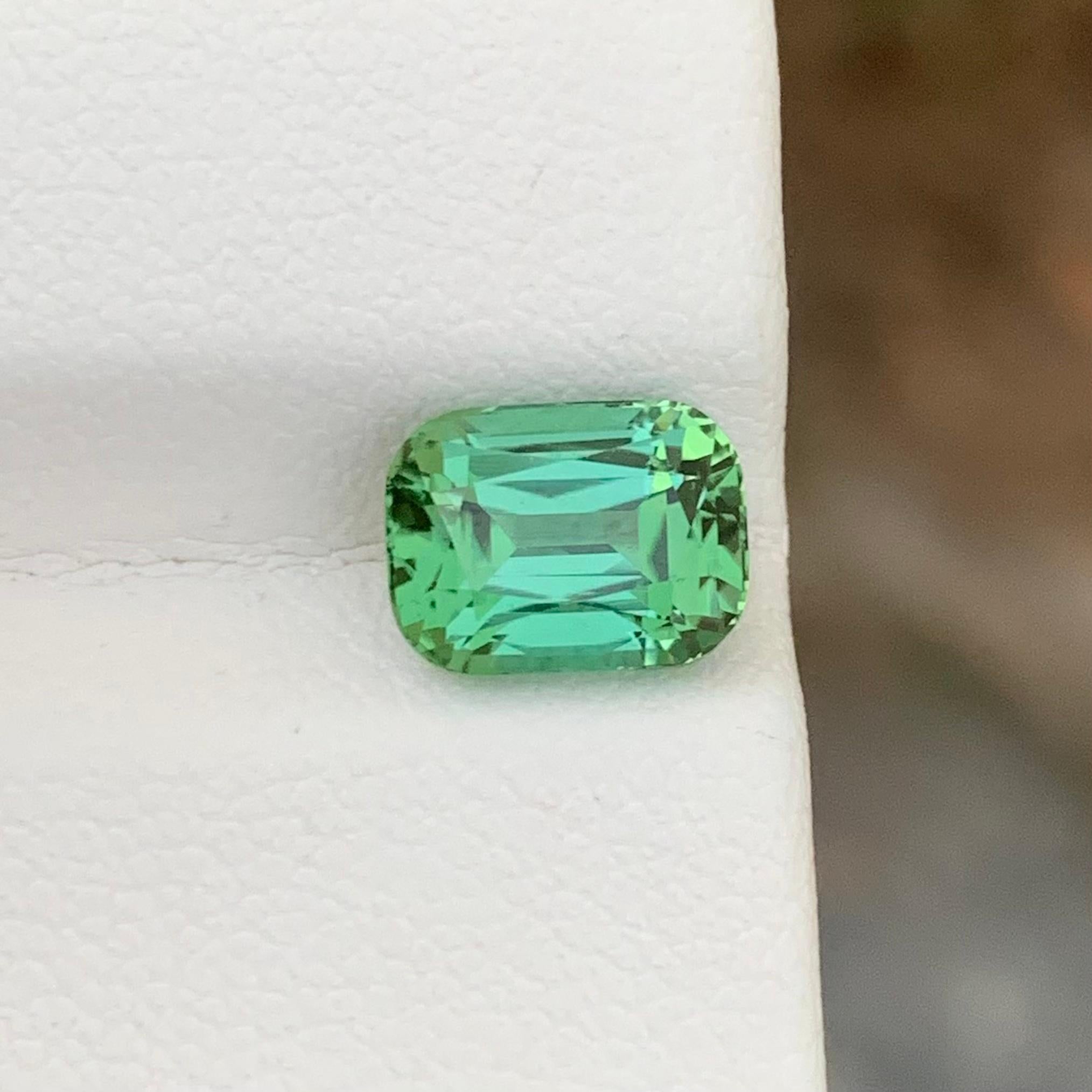 Magnifique tourmaline vert menthe naturelle non sertie de 2,50 carats avec abat-jour lagon  Unisexe en vente