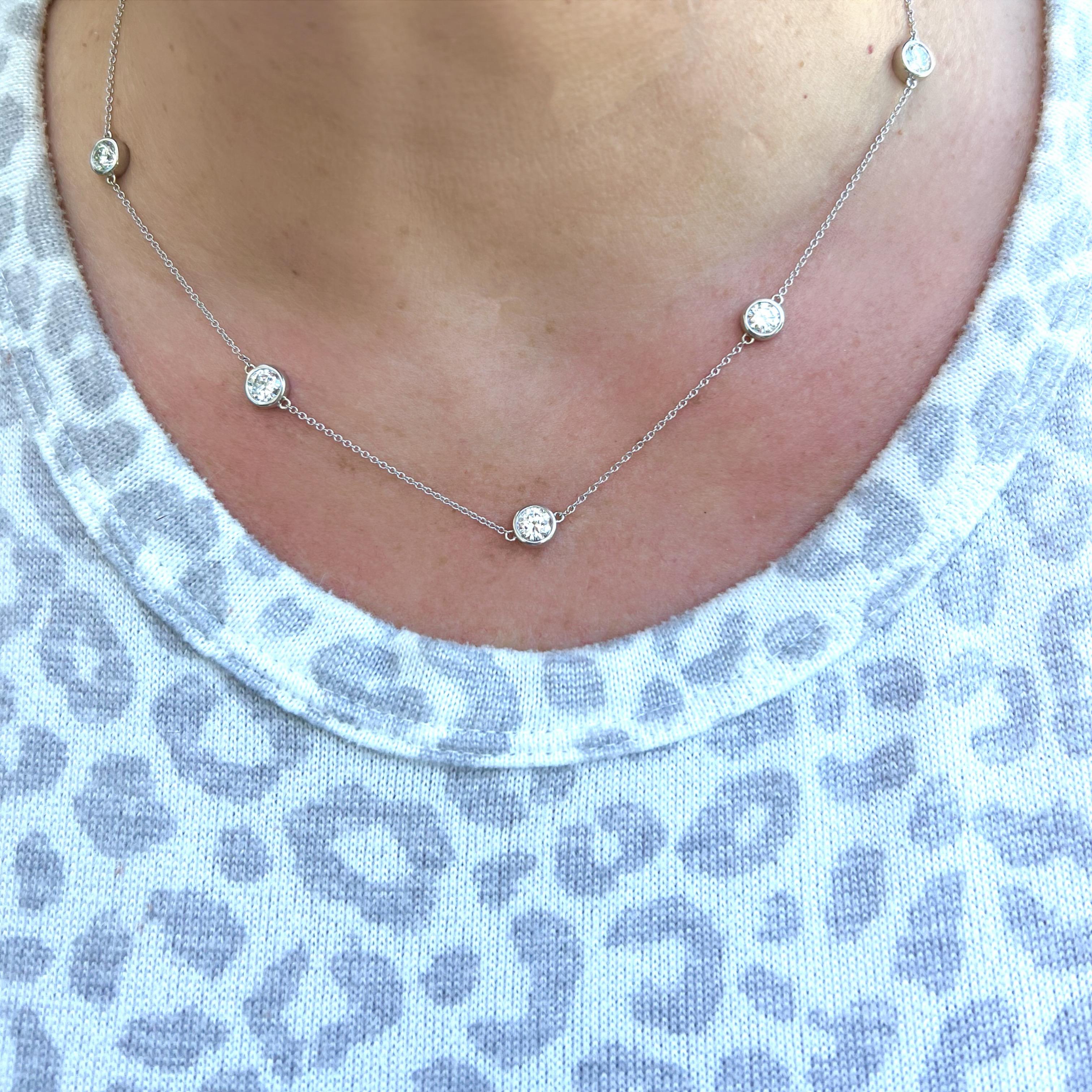 Ein Muss für eine Halskette! Dieses Stück aus 18-karätigem Weißgold besteht aus fünf gut aufeinander abgestimmten Diamanten mit einer durchschnittlichen Farbe von G-H und einer Reinheit von VS-SI, die in einer Lünette gefasst sind und insgesamt 2,65