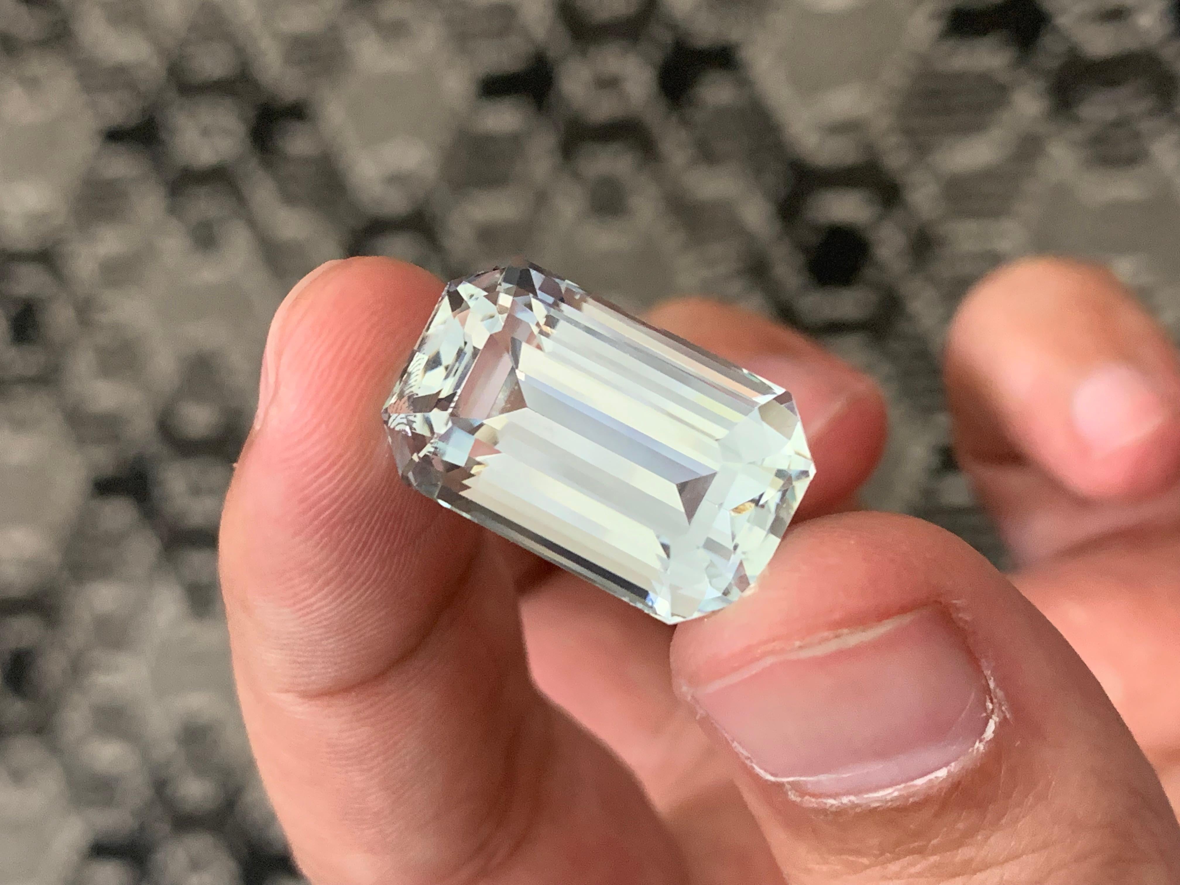 Wunderschöner 26,77 Karat loser Aquamarin Edelstein (Smaragdschliff) im Angebot