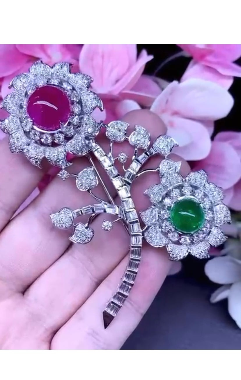 From flowers 🌺 collection, amazing brooch with a exclusive design in 18k gold with a natural ruby cabochon cut of 12,46 ct , a natural emerald cabochon cut of 6,42 ct and natural diamonds baguettes and round brilliant cut of 8 ct F/VS.
Unique piece