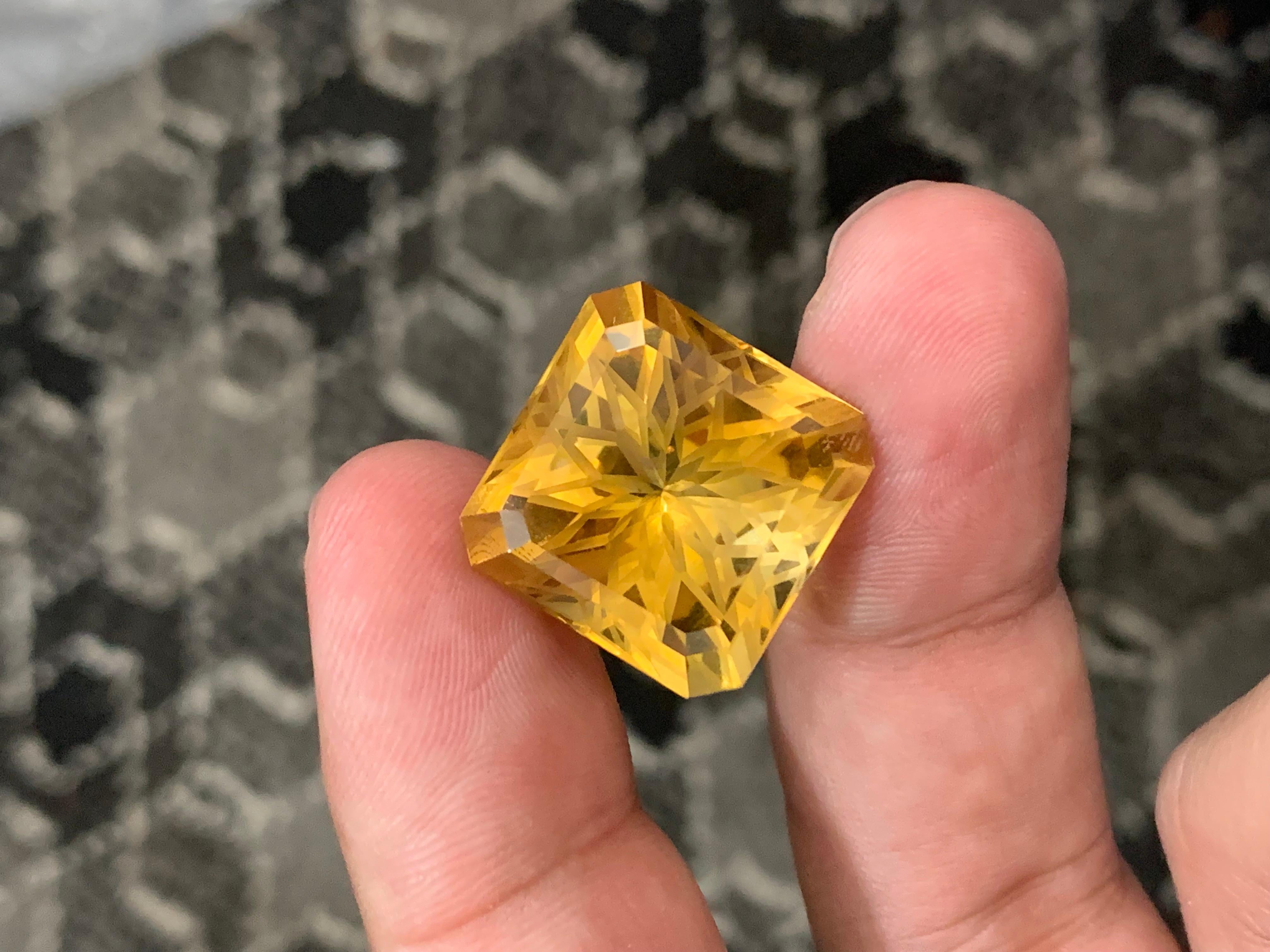Magnifique citrine non sertie jaune foncé taille fleur de 27,75 carats en vente 4