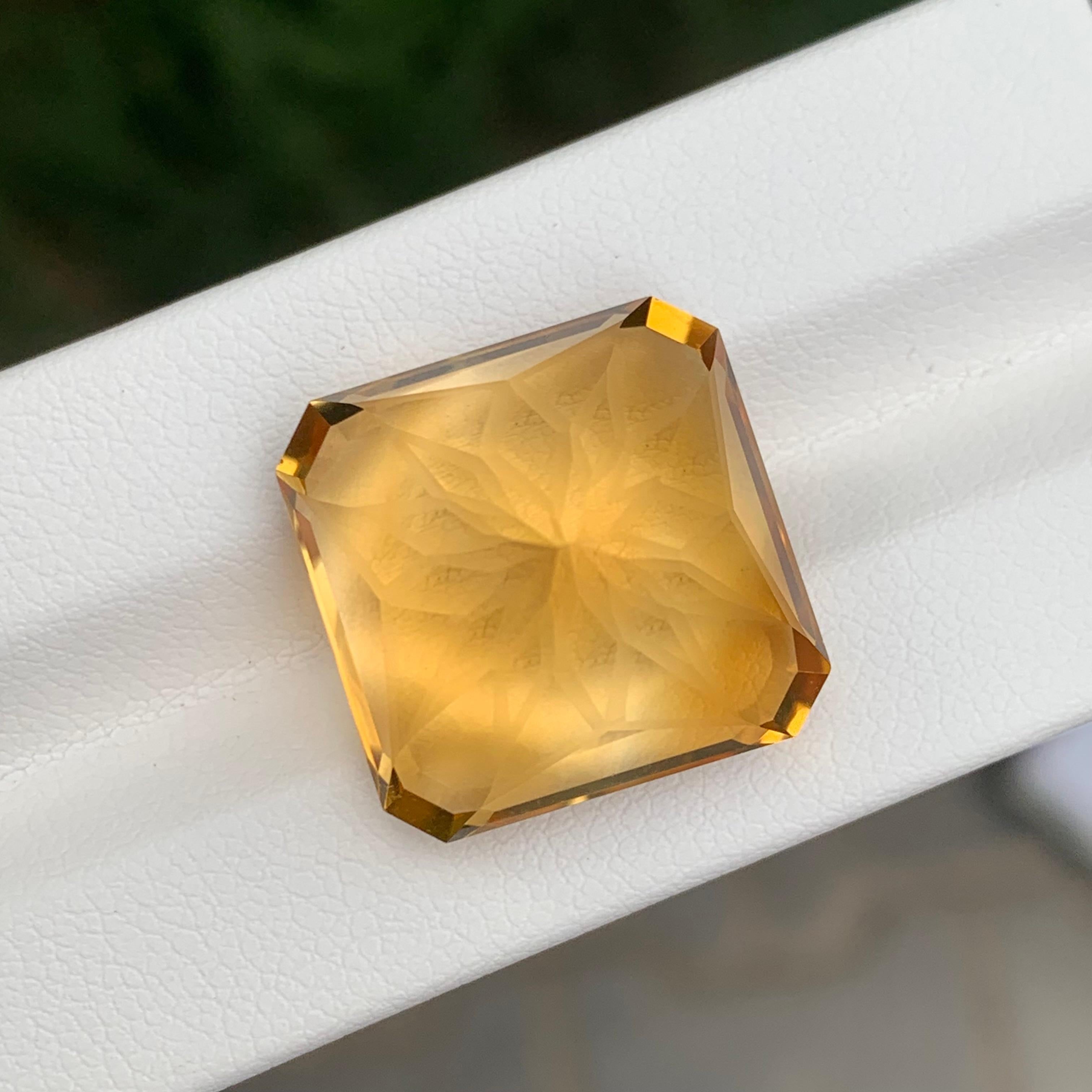 Taille mixte Magnifique citrine non sertie jaune foncé taille fleur de 27,75 carats en vente