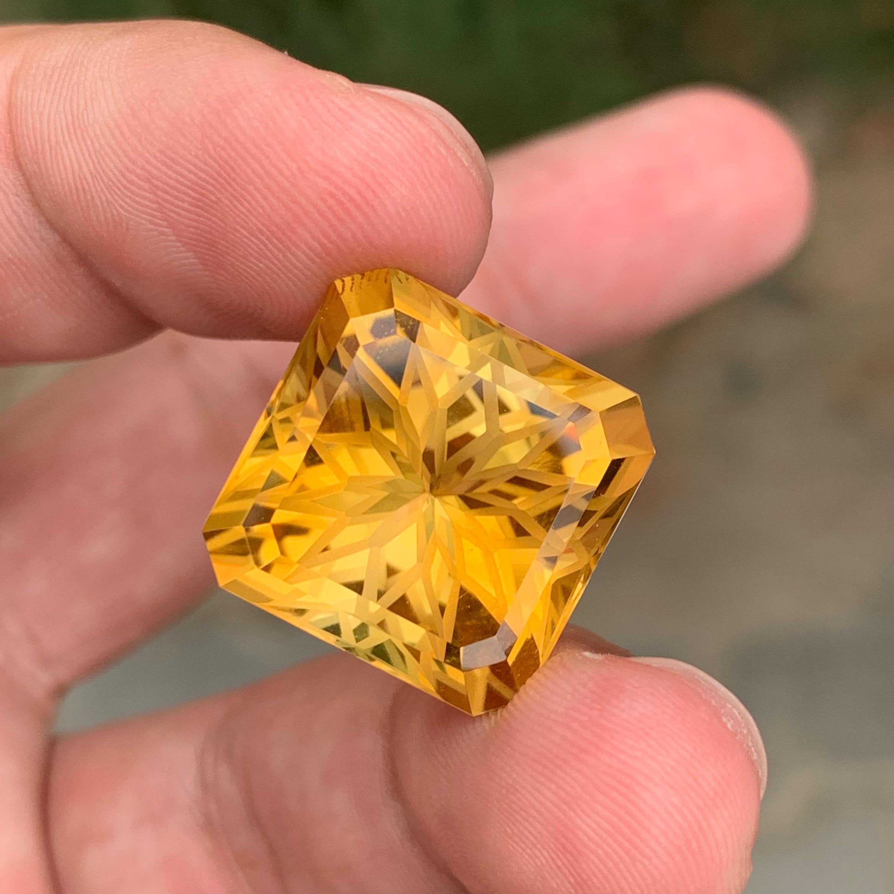 Magnifique citrine non sertie jaune foncé taille fleur de 27,75 carats Unisexe en vente