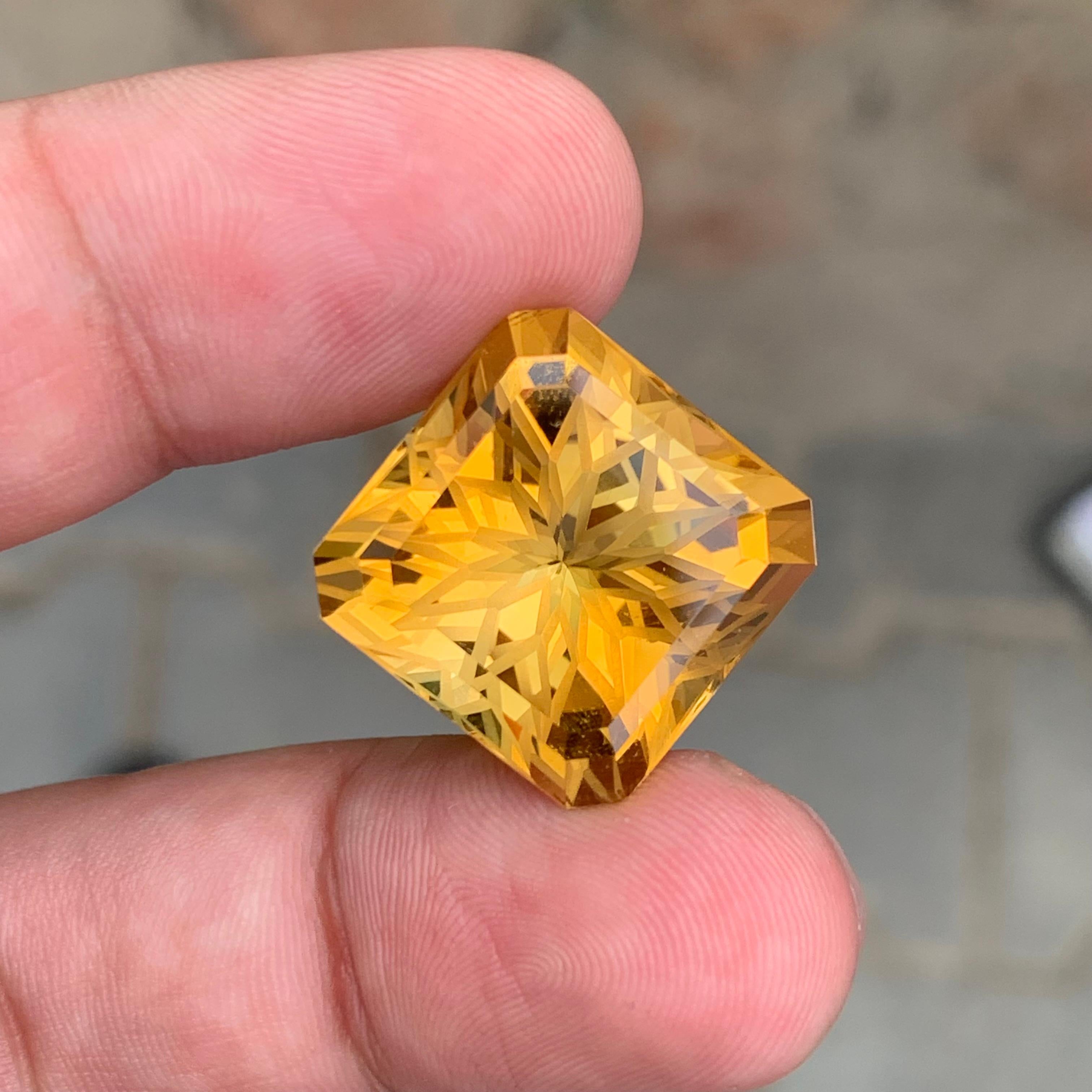 Magnifique citrine non sertie jaune foncé taille fleur de 27,75 carats en vente 1