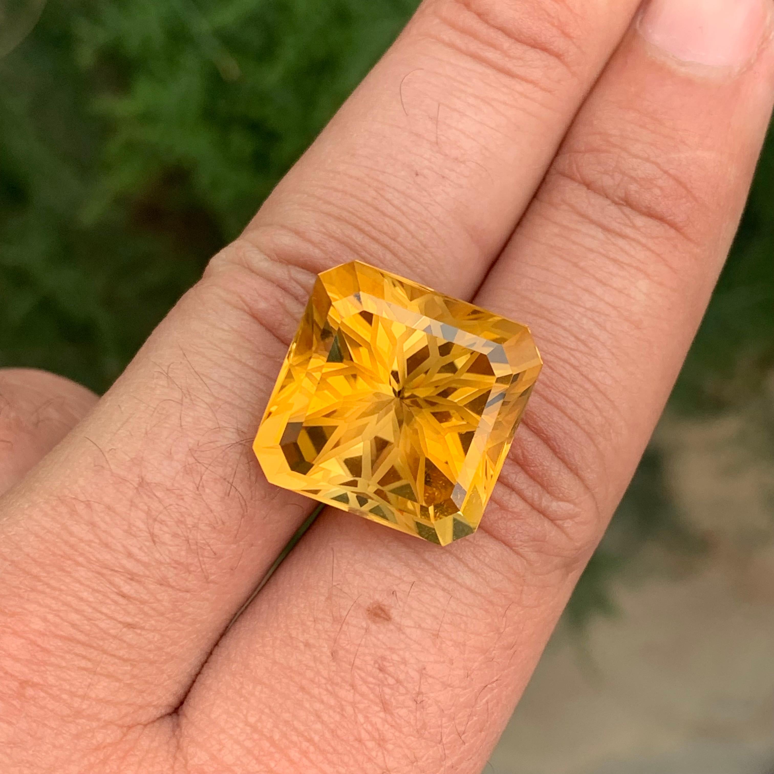 Magnifique citrine non sertie jaune foncé taille fleur de 27,75 carats en vente 2