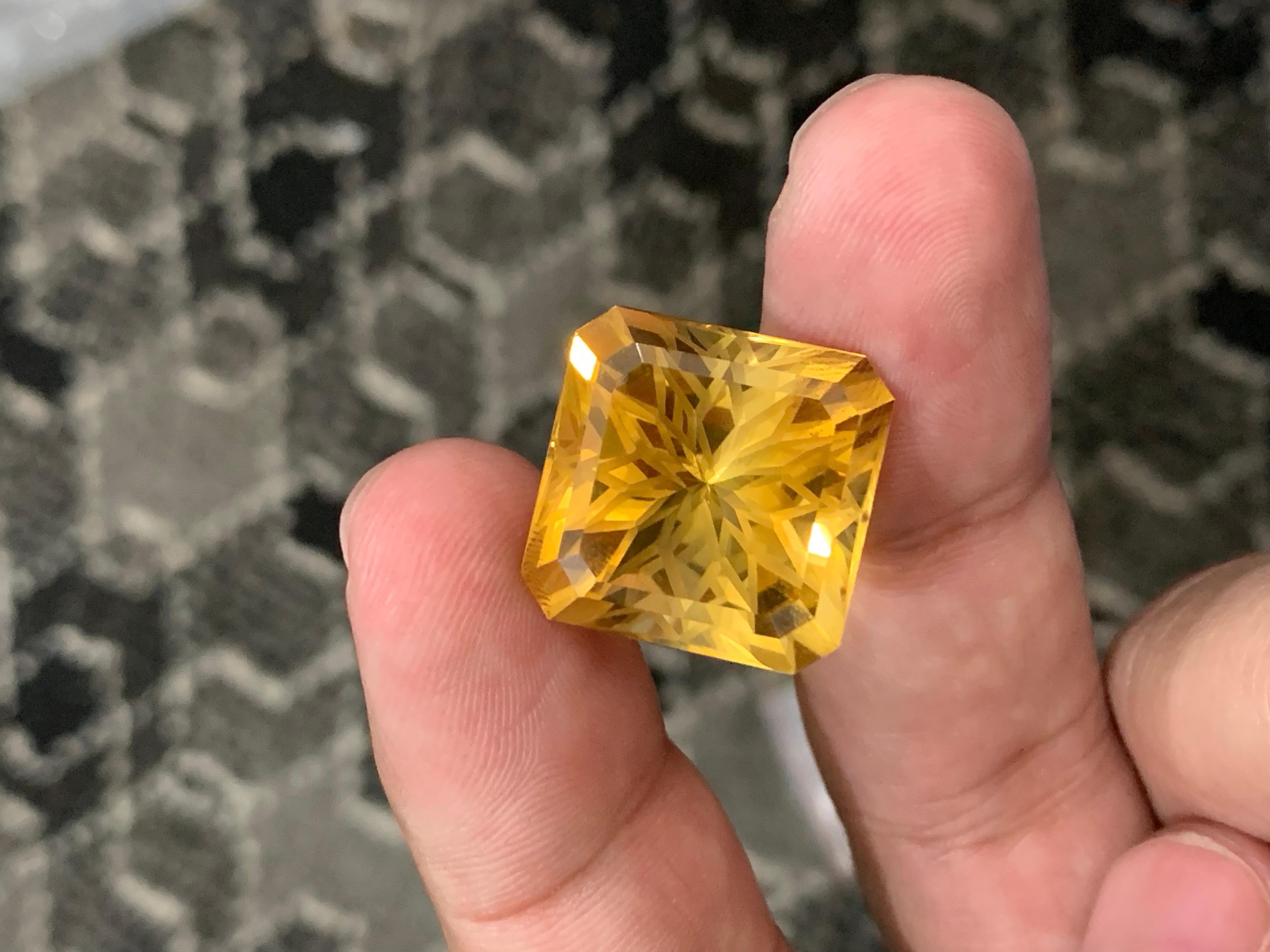 Magnifique citrine non sertie jaune foncé taille fleur de 27,75 carats en vente 3