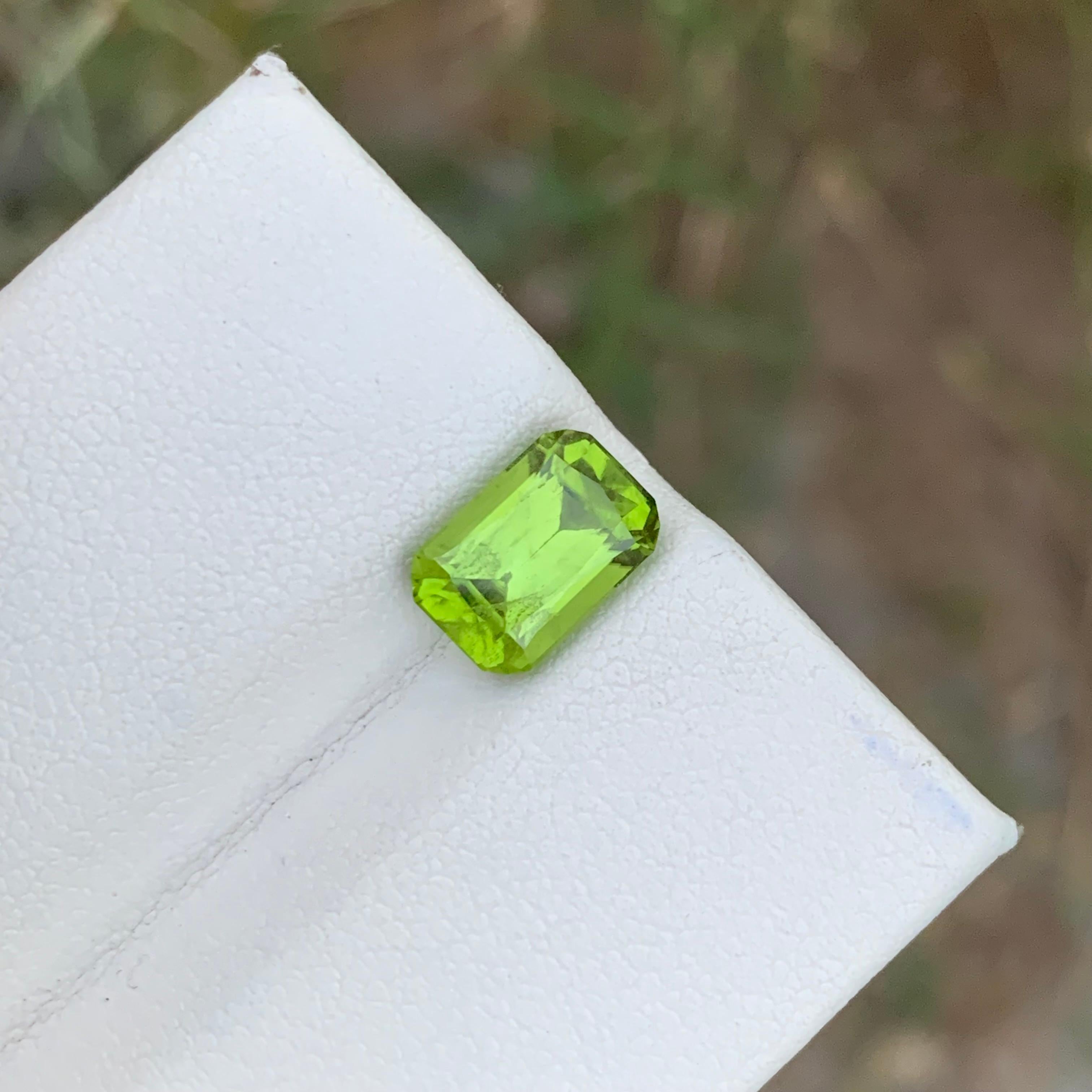 Gorgeous 2.80 Carats Natural Loose Green Peridot Ring Gem For Sale 3