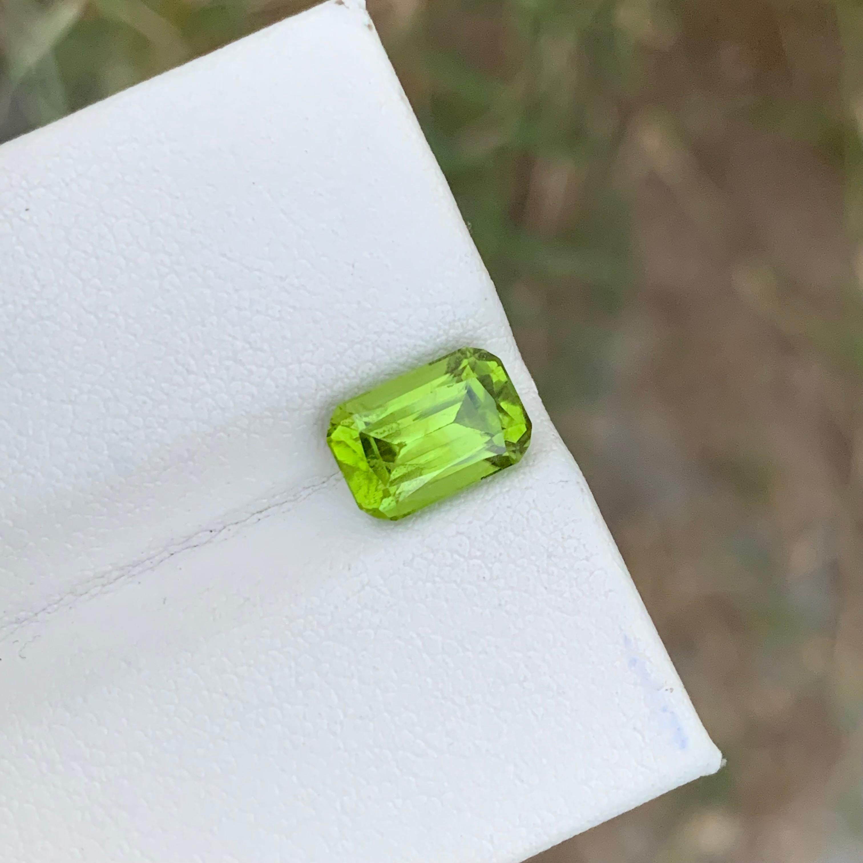 Gorgeous 2.80 Carats Natural Loose Green Peridot Ring Gem For Sale 4