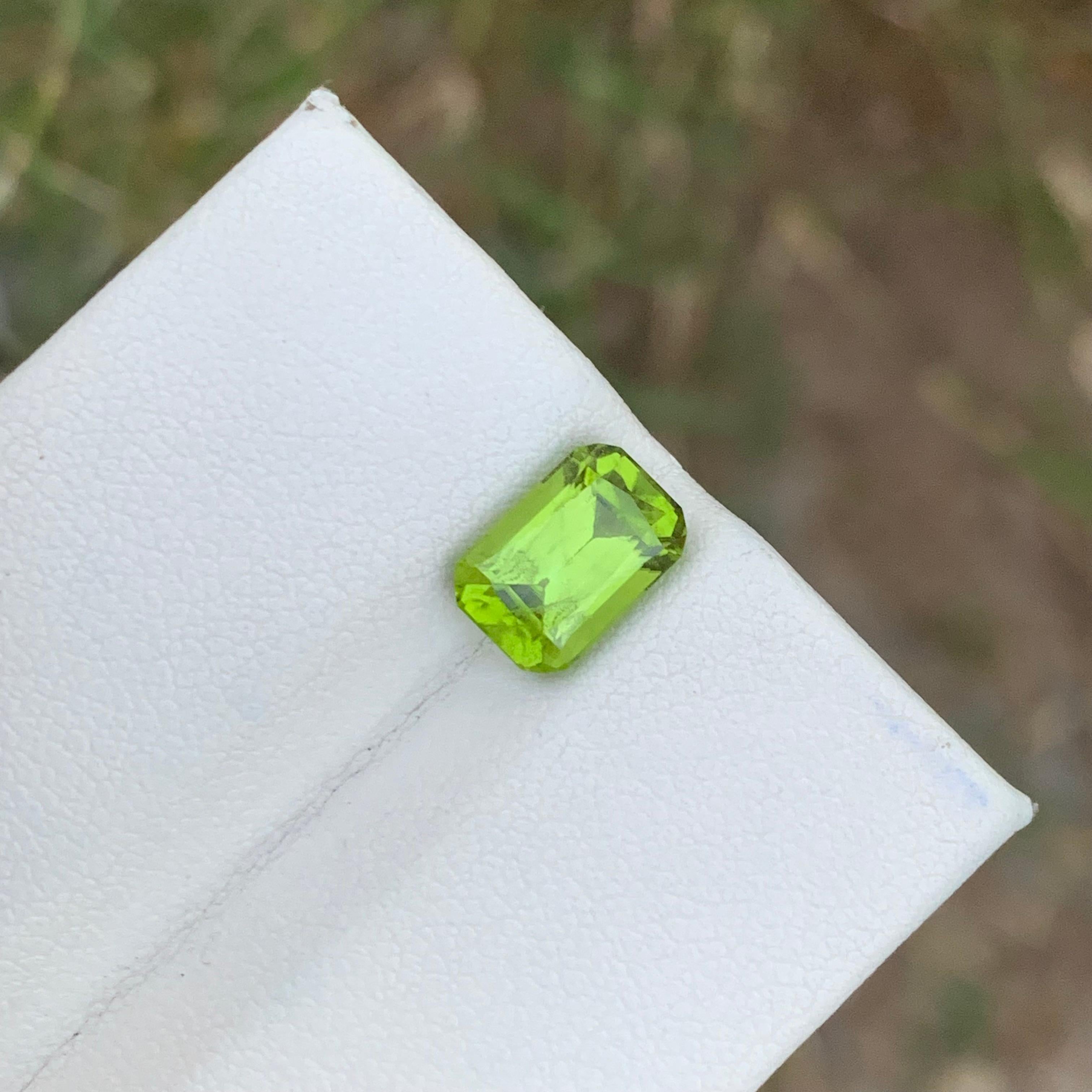 Aesthetic Movement Gorgeous 2.80 Carats Natural Loose Green Peridot Ring Gem For Sale