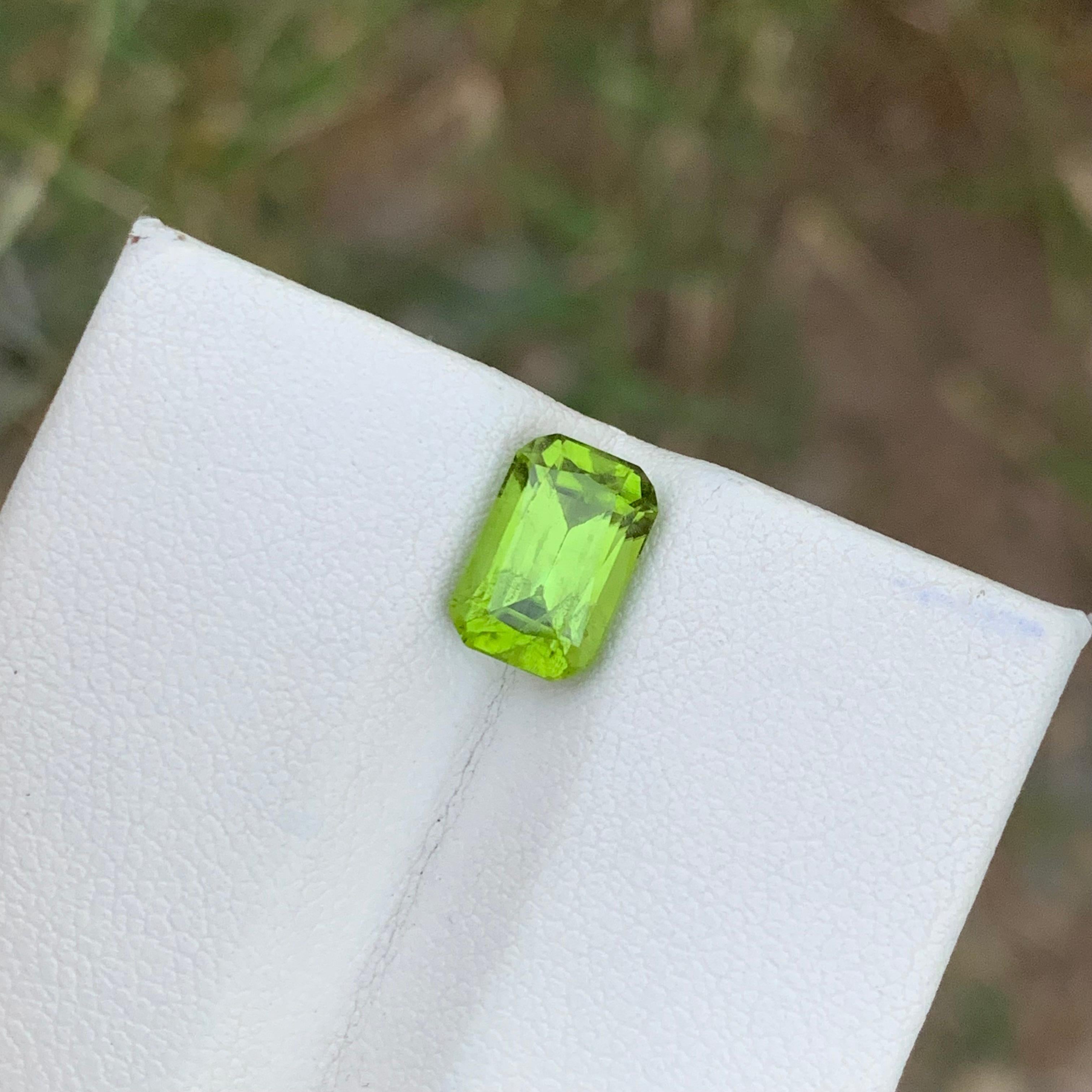 Oval Cut Gorgeous 2.80 Carats Natural Loose Green Peridot Ring Gem For Sale