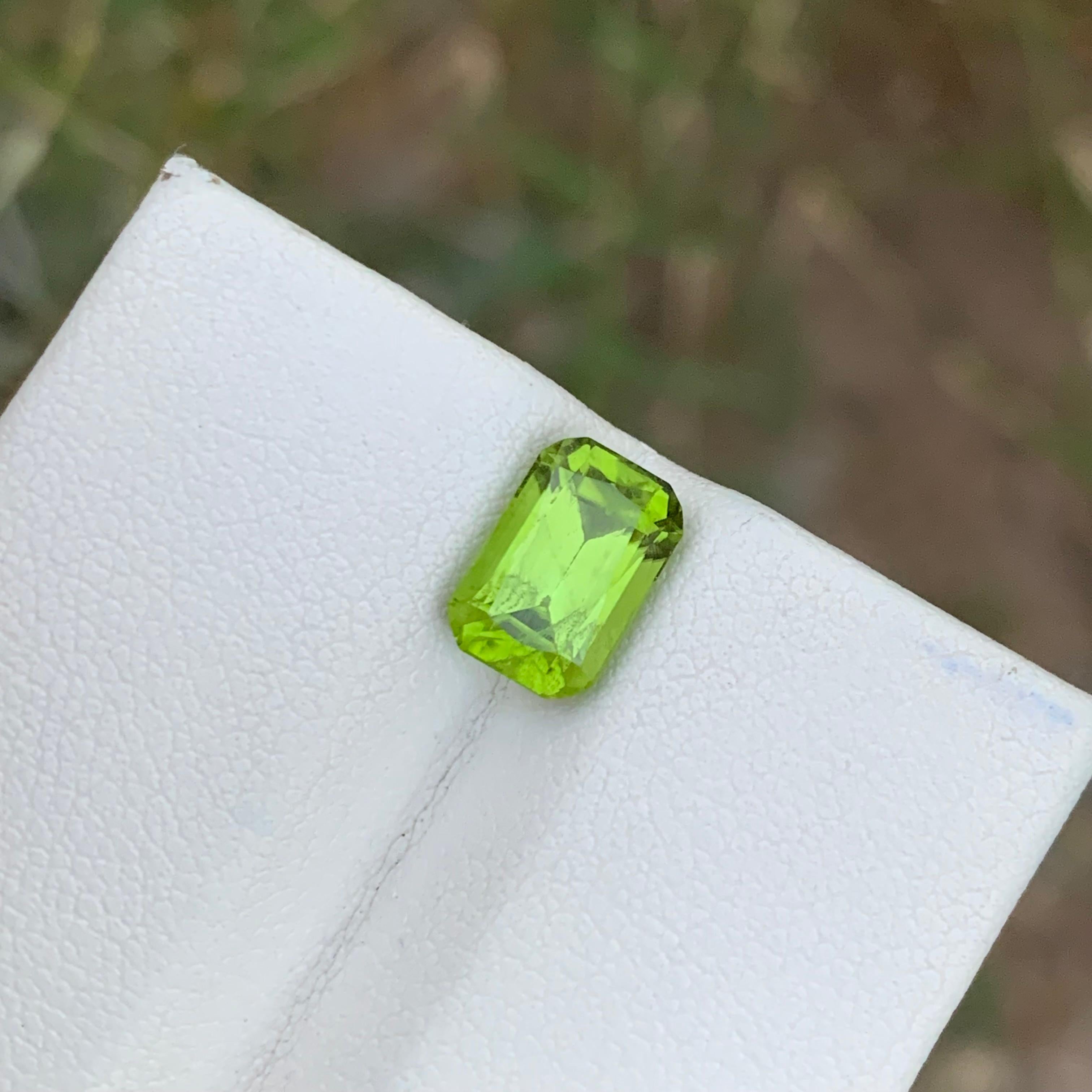 Gorgeous 2.80 Carats Natural Loose Green Peridot Ring Gem In New Condition For Sale In Peshawar, PK