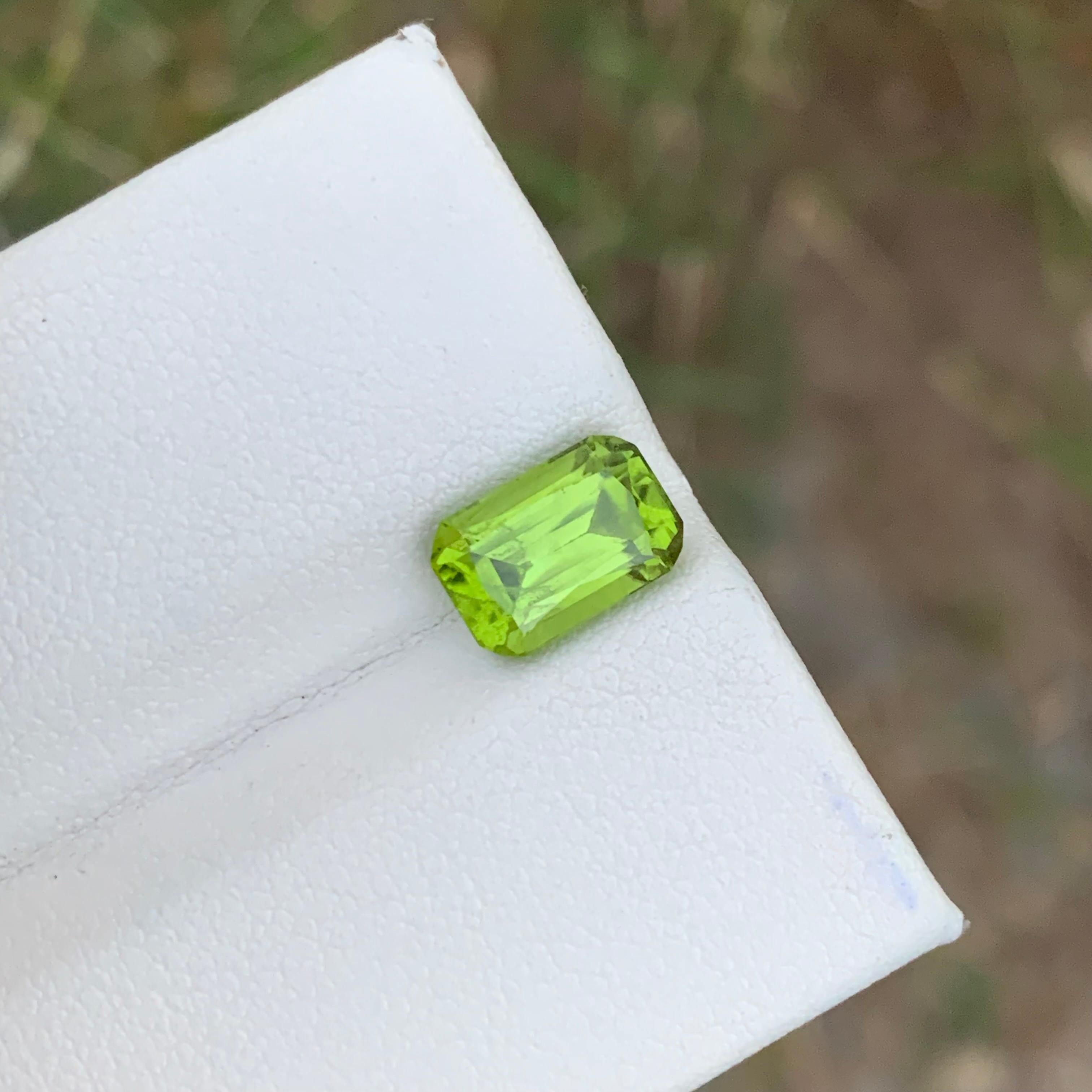 Women's or Men's Gorgeous 2.80 Carats Natural Loose Green Peridot Ring Gem For Sale