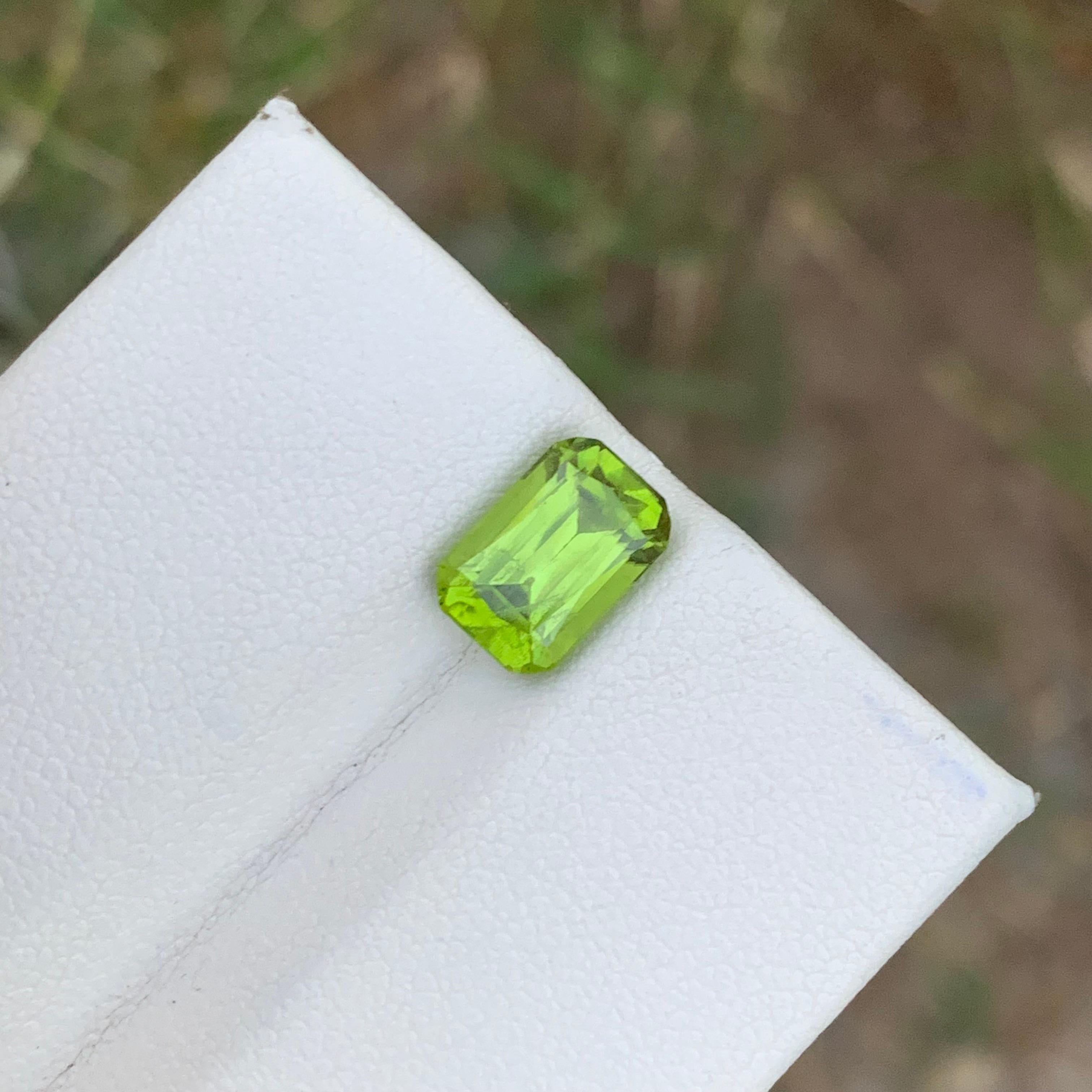 Women's or Men's Gorgeous 2.80 Carats Natural Loose Green Peridot Ring Gem For Sale