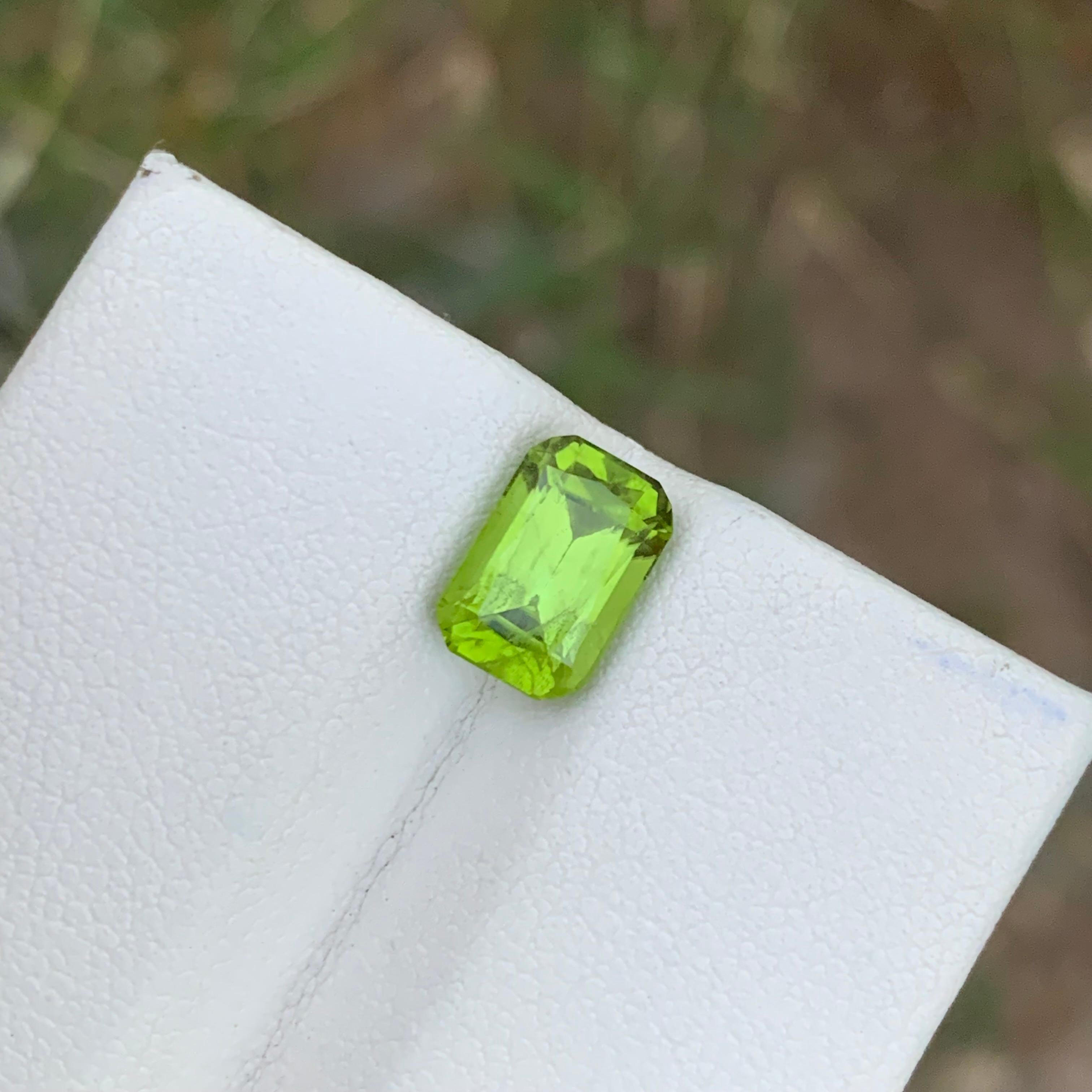 Gorgeous 2.80 Carats Natural Loose Green Peridot Ring Gem For Sale 2