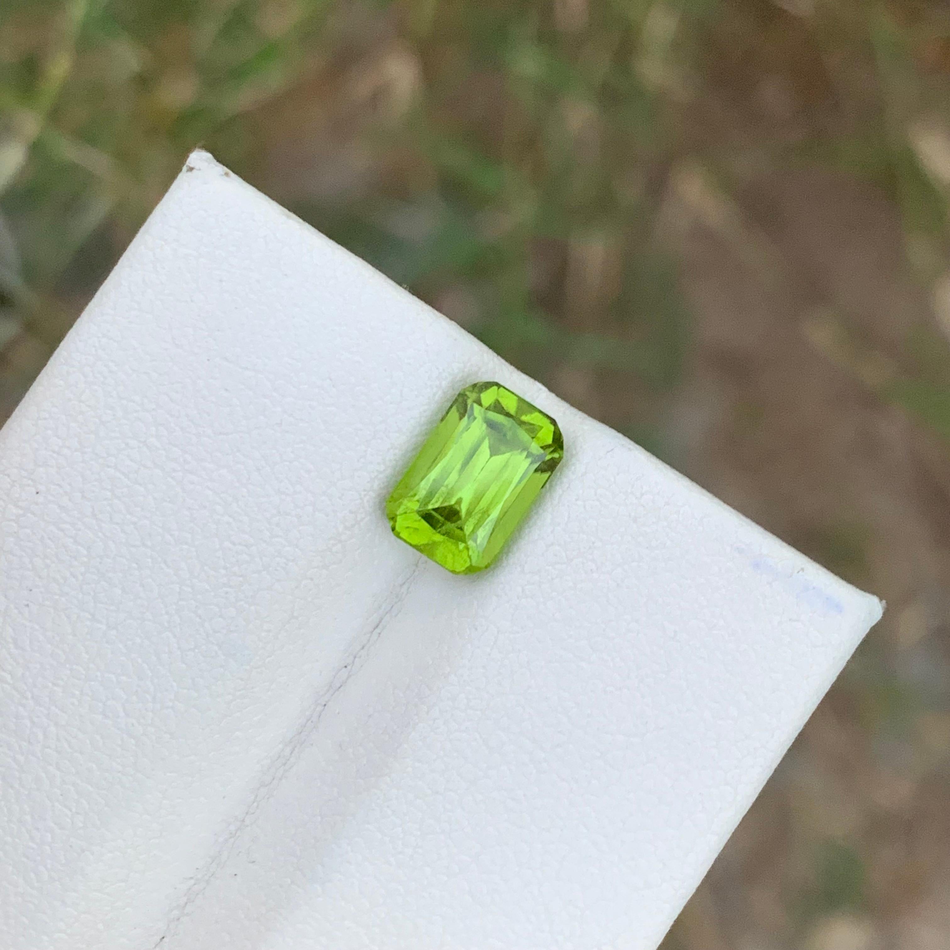 Gorgeous 2.80 Carats Natural Loose Green Peridot Ring Gem For Sale 2