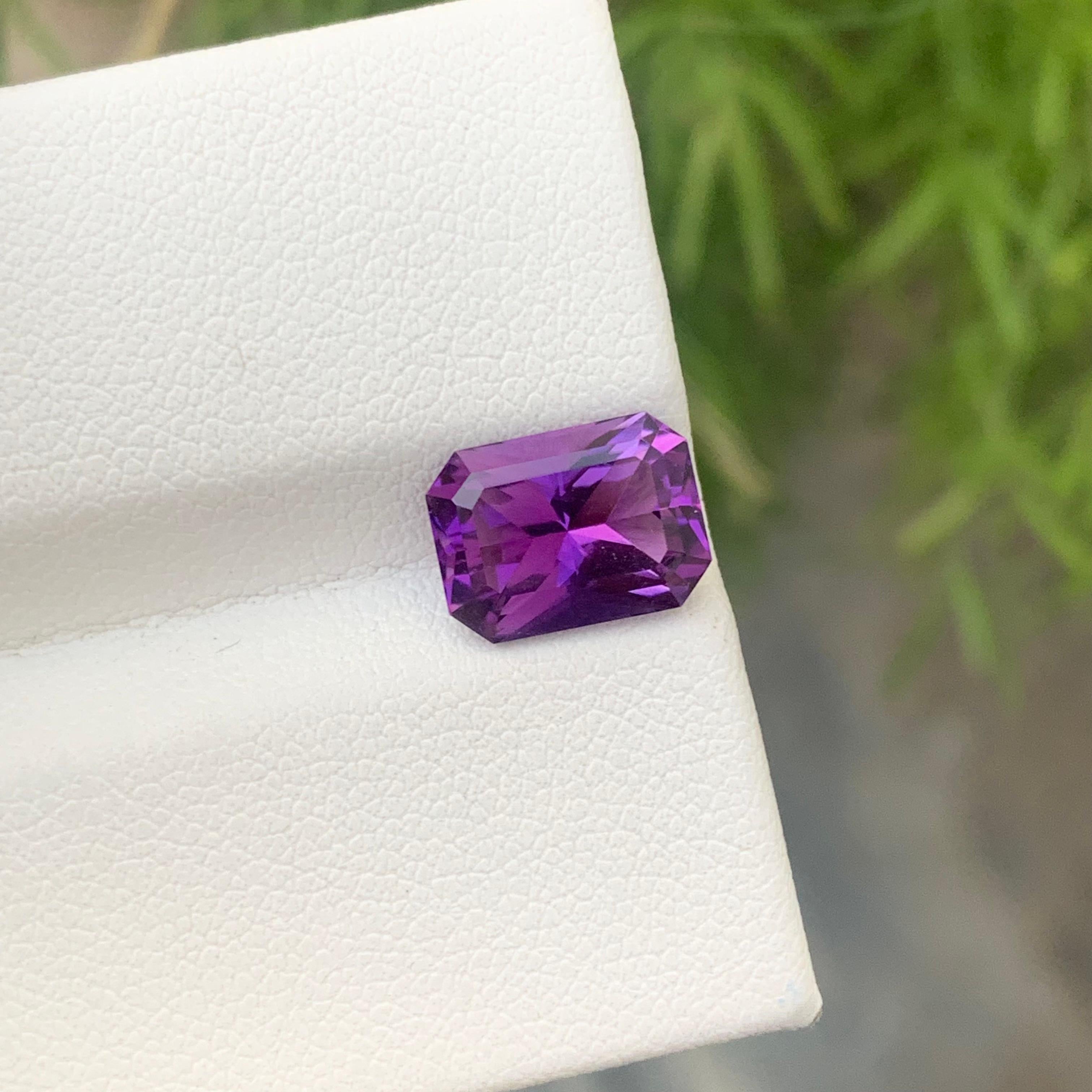 Women's or Men's Gorgeous 2.95cts Natural Purple Loose Amethyst Emerald Shape Gemstone For Sale