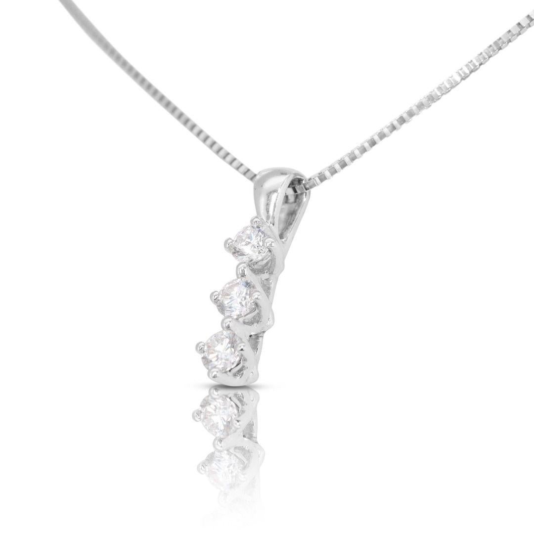 Gorgeous 3-stone Diamond Pendant in 18K White Gold - (Chain not included) In New Condition For Sale In רמת גן, IL