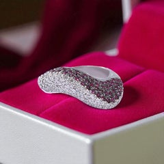 Magnifique bague de cocktail en or blanc 18 carats composée de rubis et de diamants pavés F/VS1