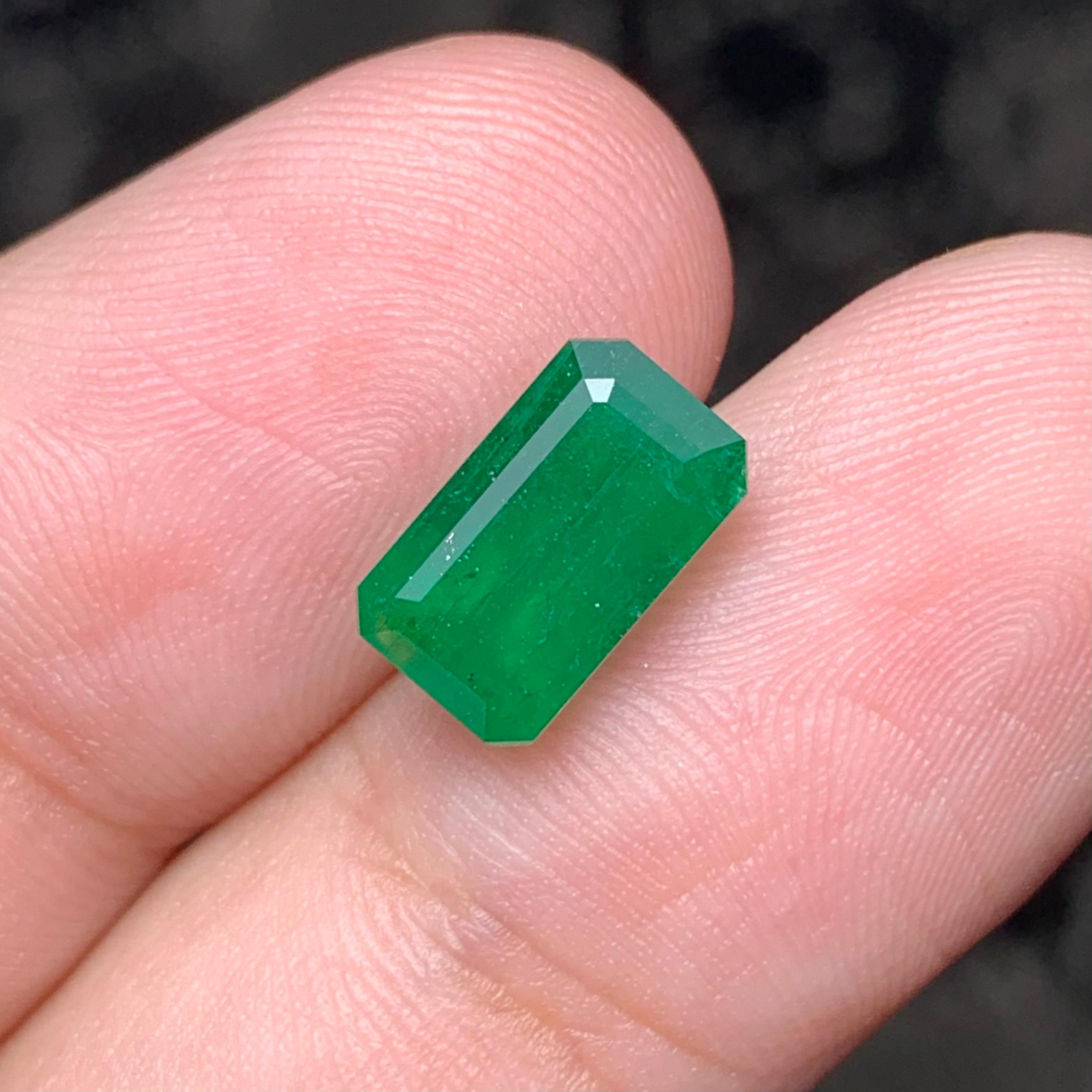 Gorgeous 3.05 Carats Natural Loose Green Emerald Swat Pakistan Mine Ring Gem For Sale 4