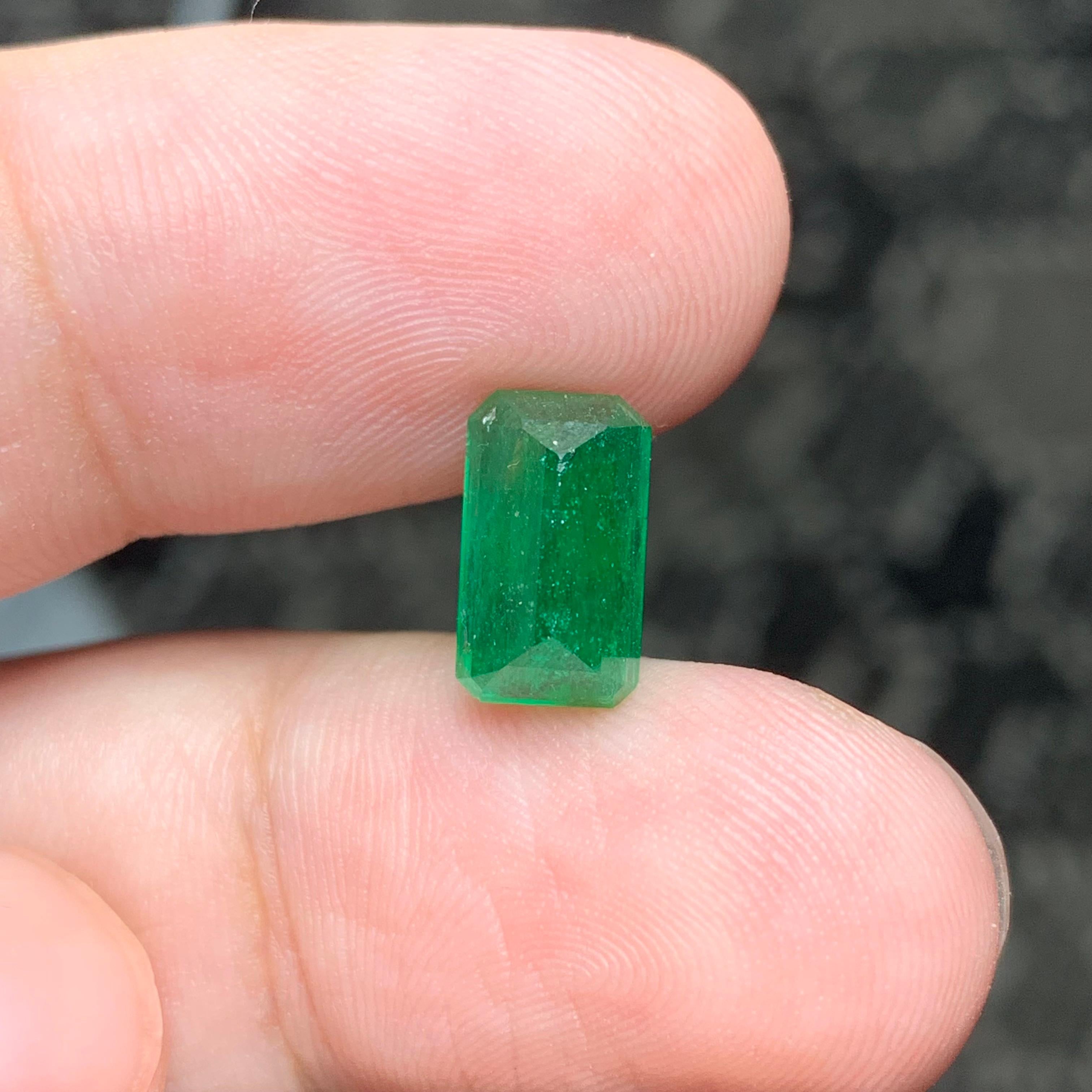 Gorgeous 3.05 Carats Natural Loose Green Emerald Swat Pakistan Mine Ring Gem For Sale 5