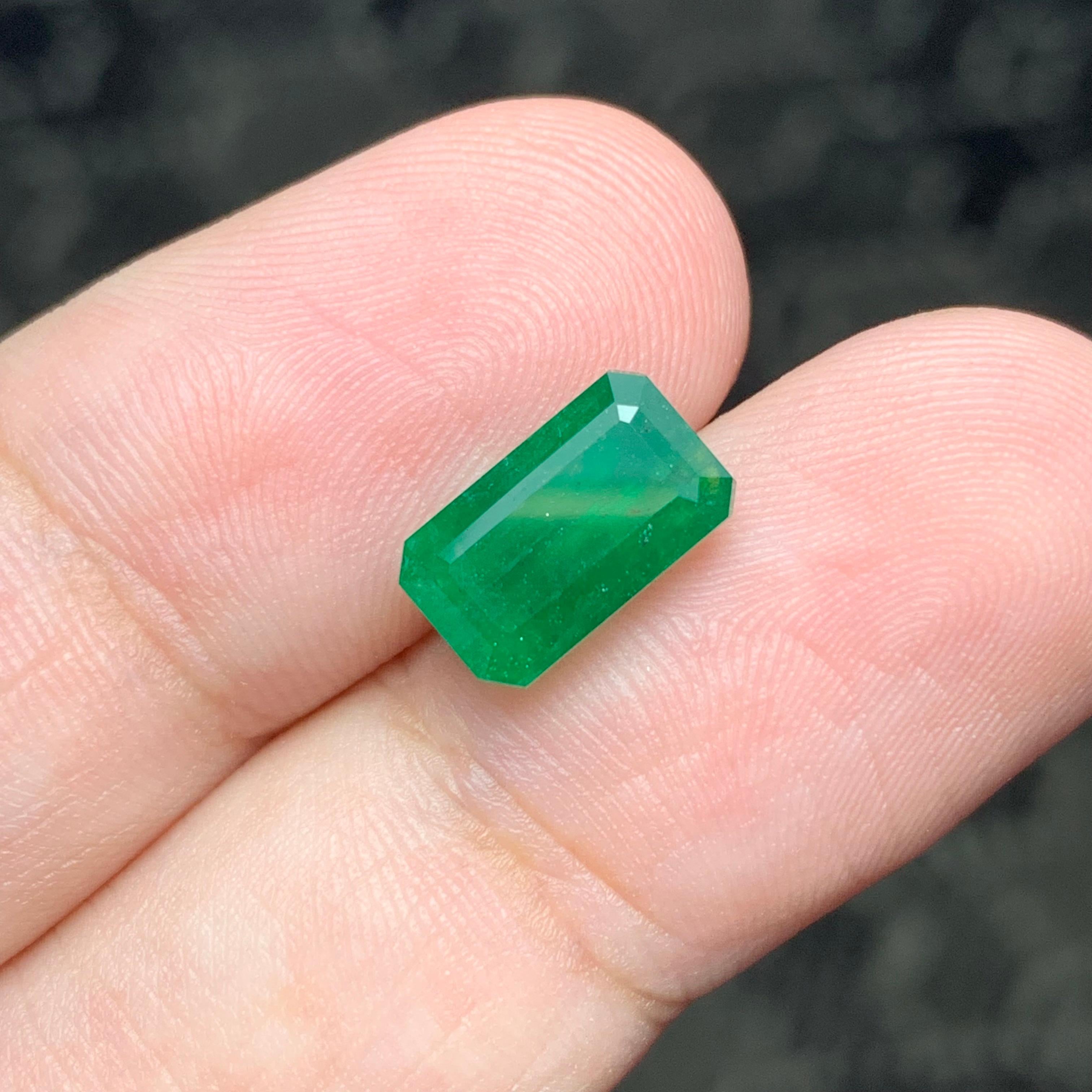Gorgeous 3.05 Carats Natural Loose Green Emerald Swat Pakistan Mine Ring Gem In New Condition For Sale In Peshawar, PK