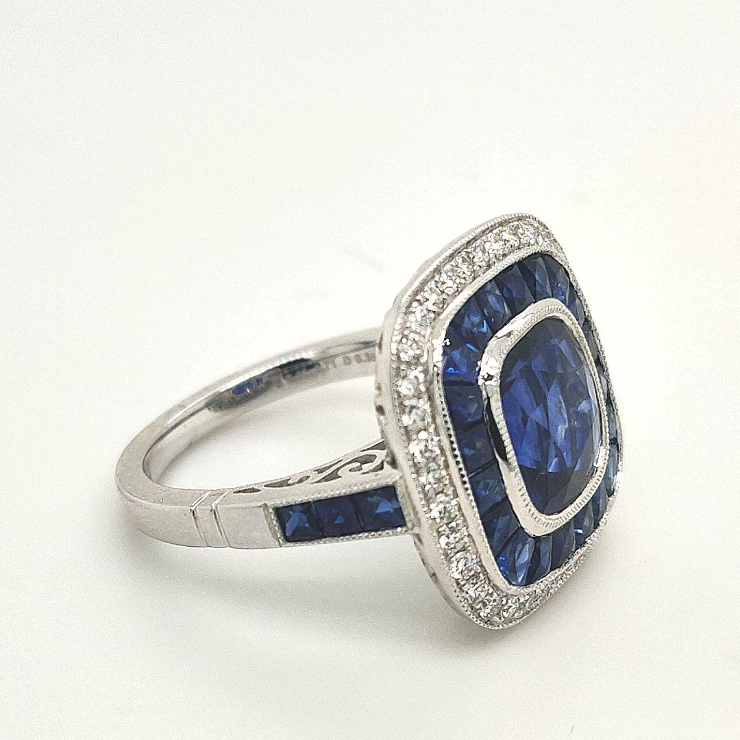 Ring im Art-Deco-Stil aus Platin mit einem blauen Saphir von 3,11 Karat in der Mitte. Umgeben ist er von Saphiren mit einem Gesamtgewicht von 1,71 Karat und runden Diamanten mit einem Gewicht von 0,35 Karat.

Sophia D von Joseph Dardashti LTD ist