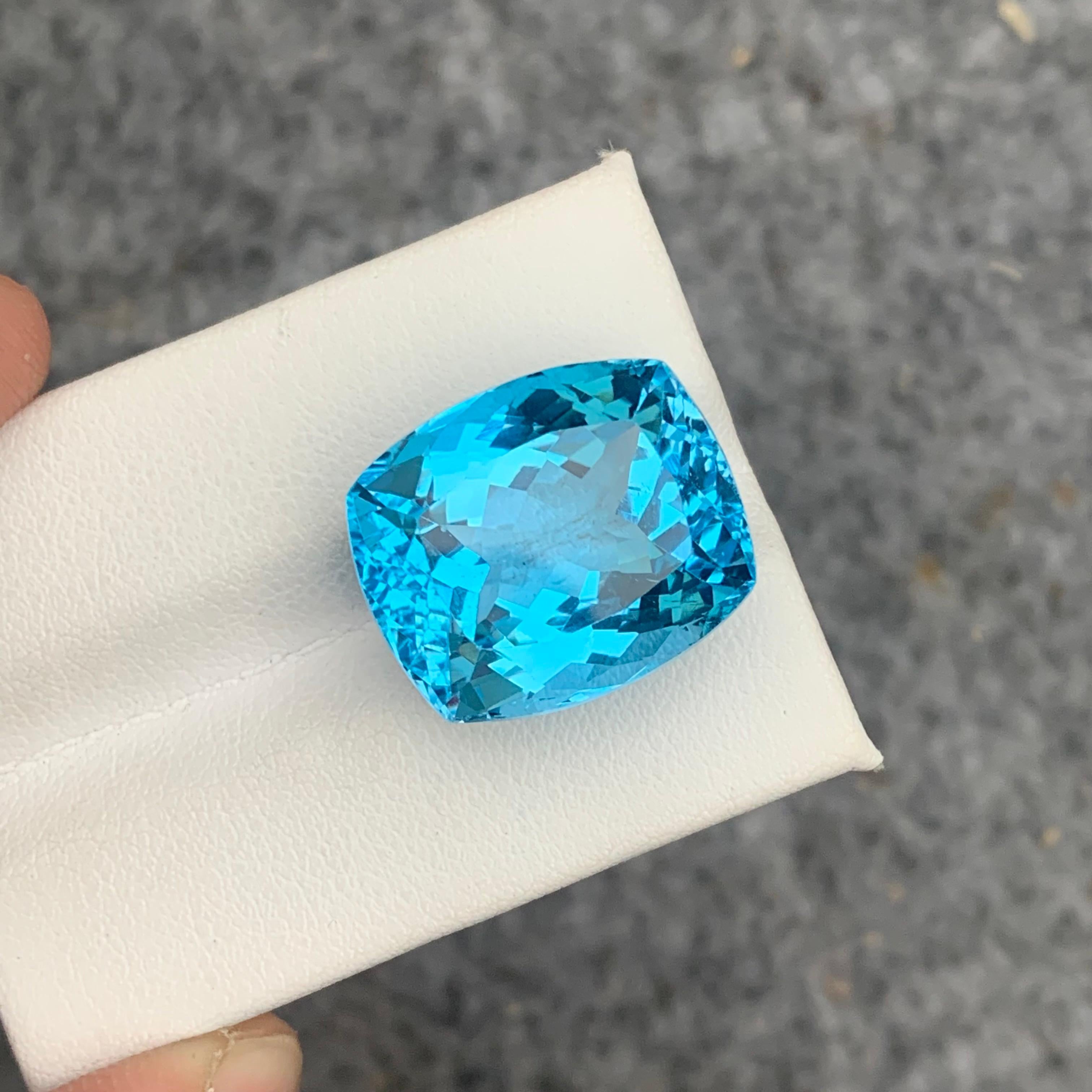 Superbe topaze bleue non sertie de 31,10 carats du Brésil, taille coussin pour bijoux en vente 11