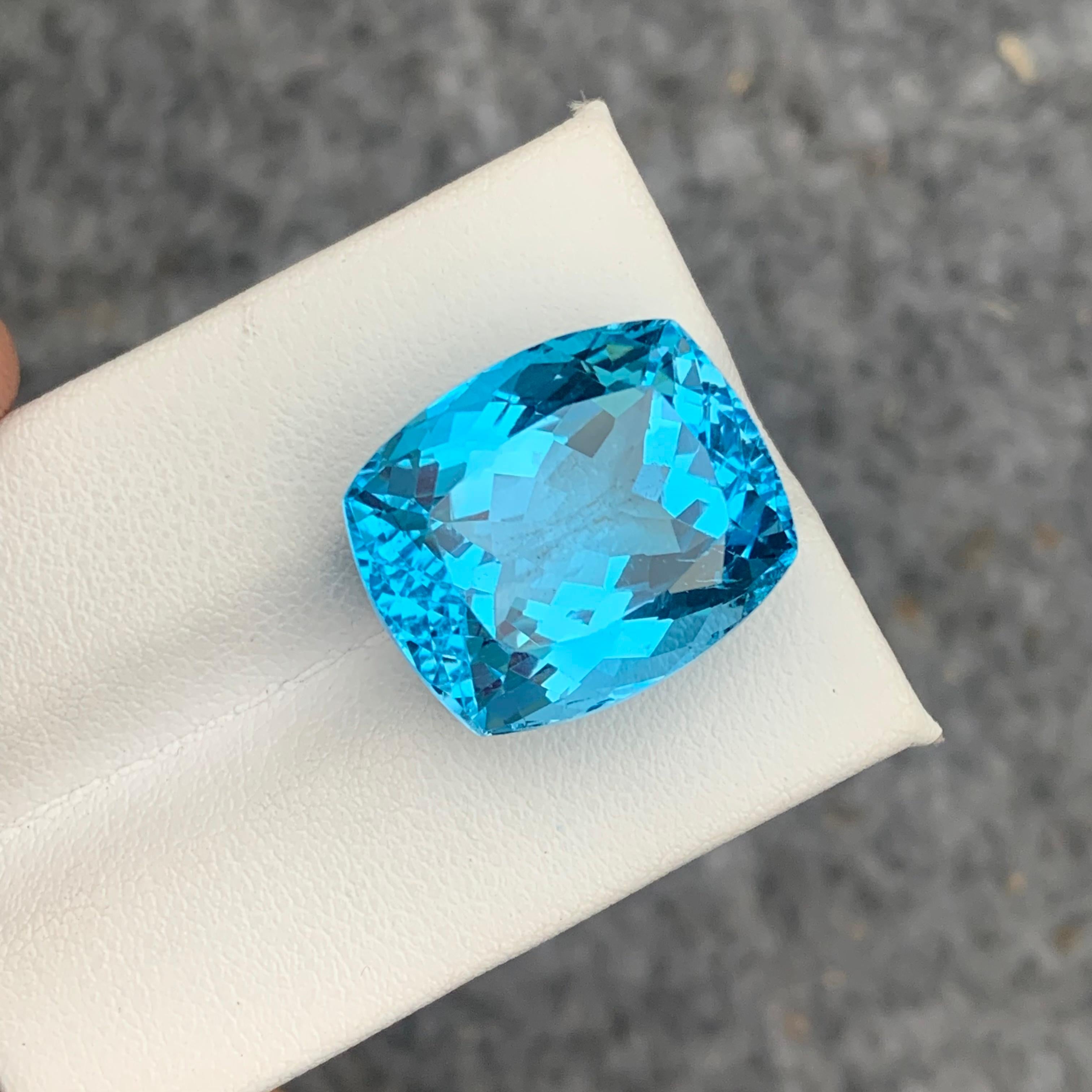 Arts and Crafts Superbe topaze bleue non sertie de 31,10 carats du Brésil, taille coussin pour bijoux en vente