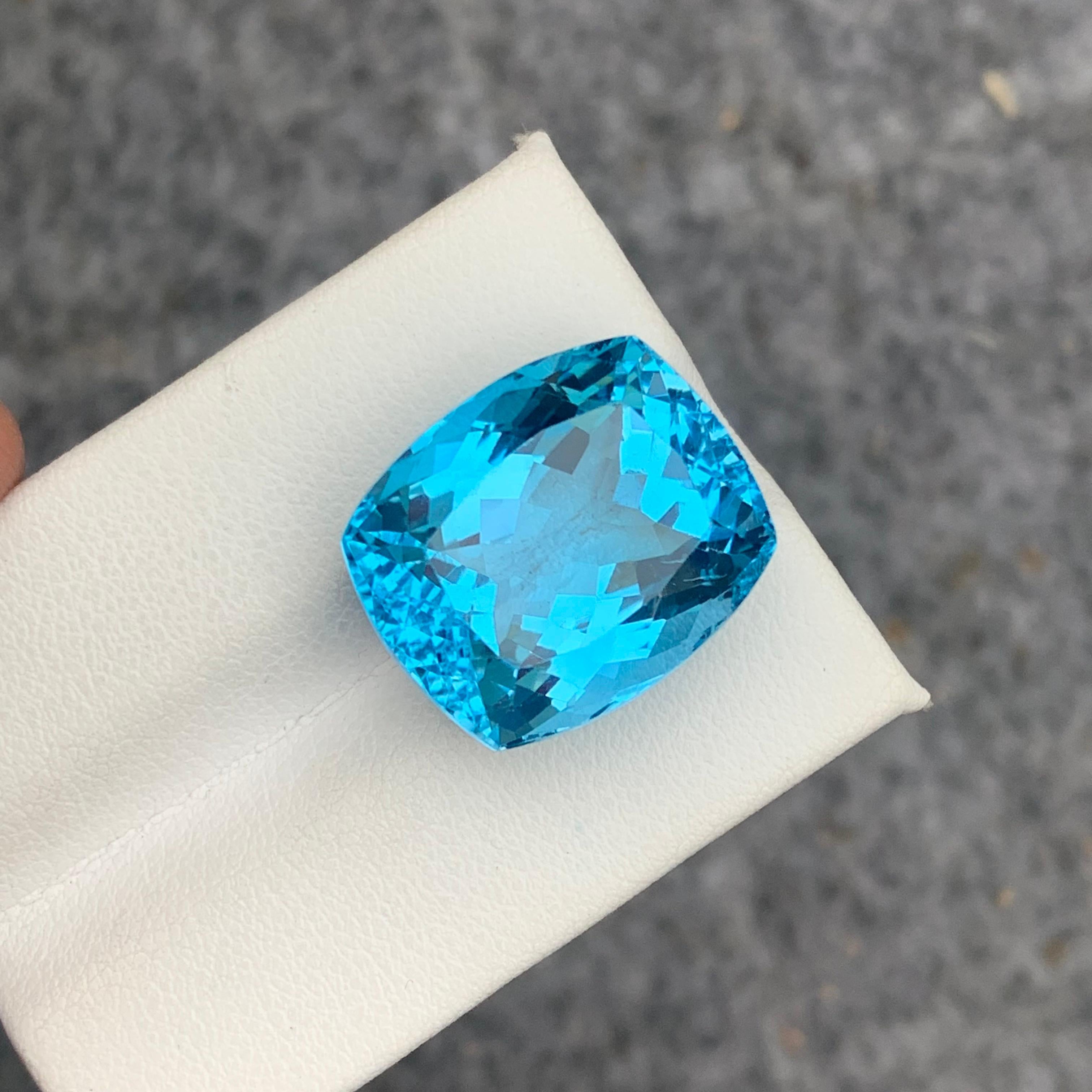 Taille coussin Superbe topaze bleue non sertie de 31,10 carats du Brésil, taille coussin pour bijoux en vente