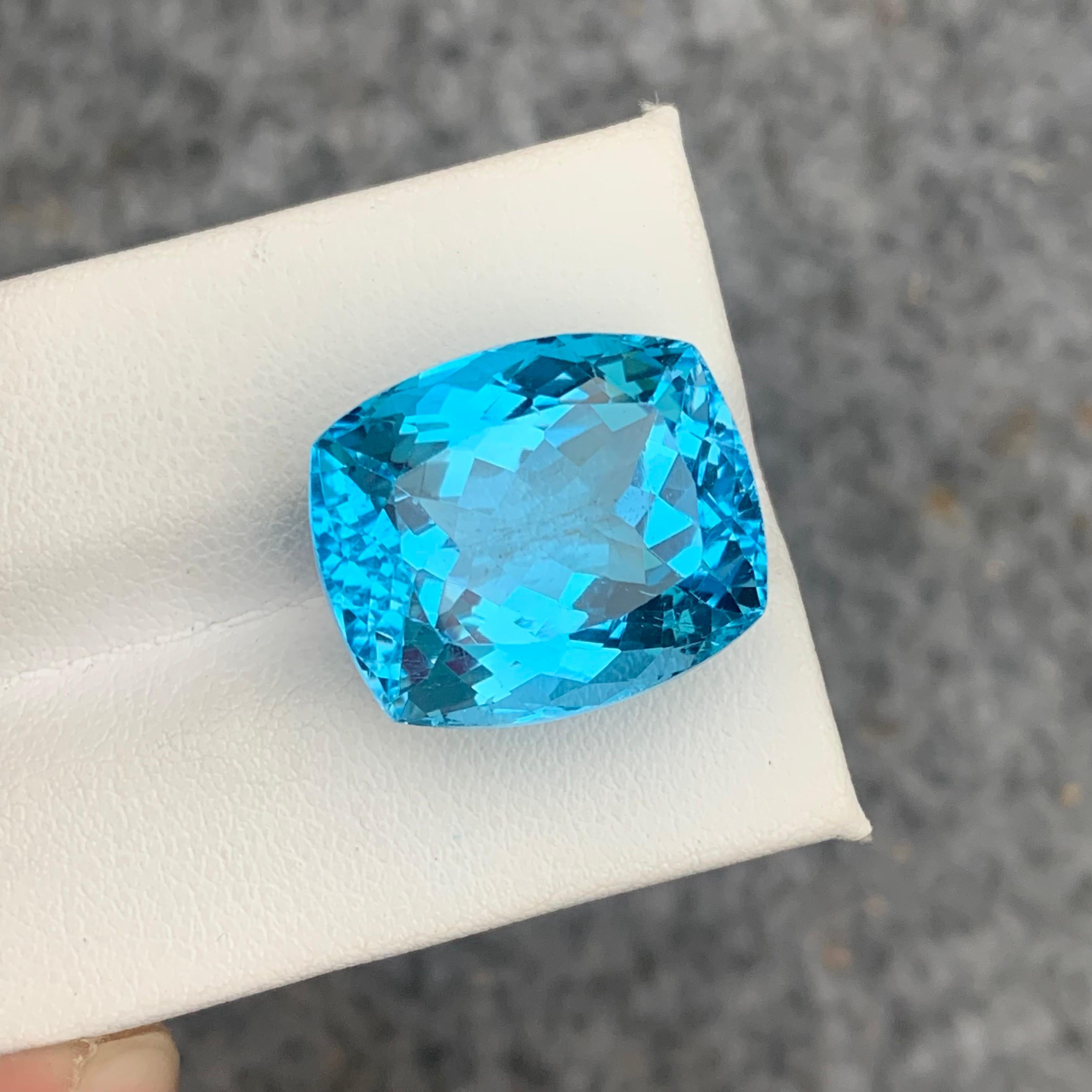 Superbe topaze bleue non sertie de 31,10 carats du Brésil, taille coussin pour bijoux en vente 1