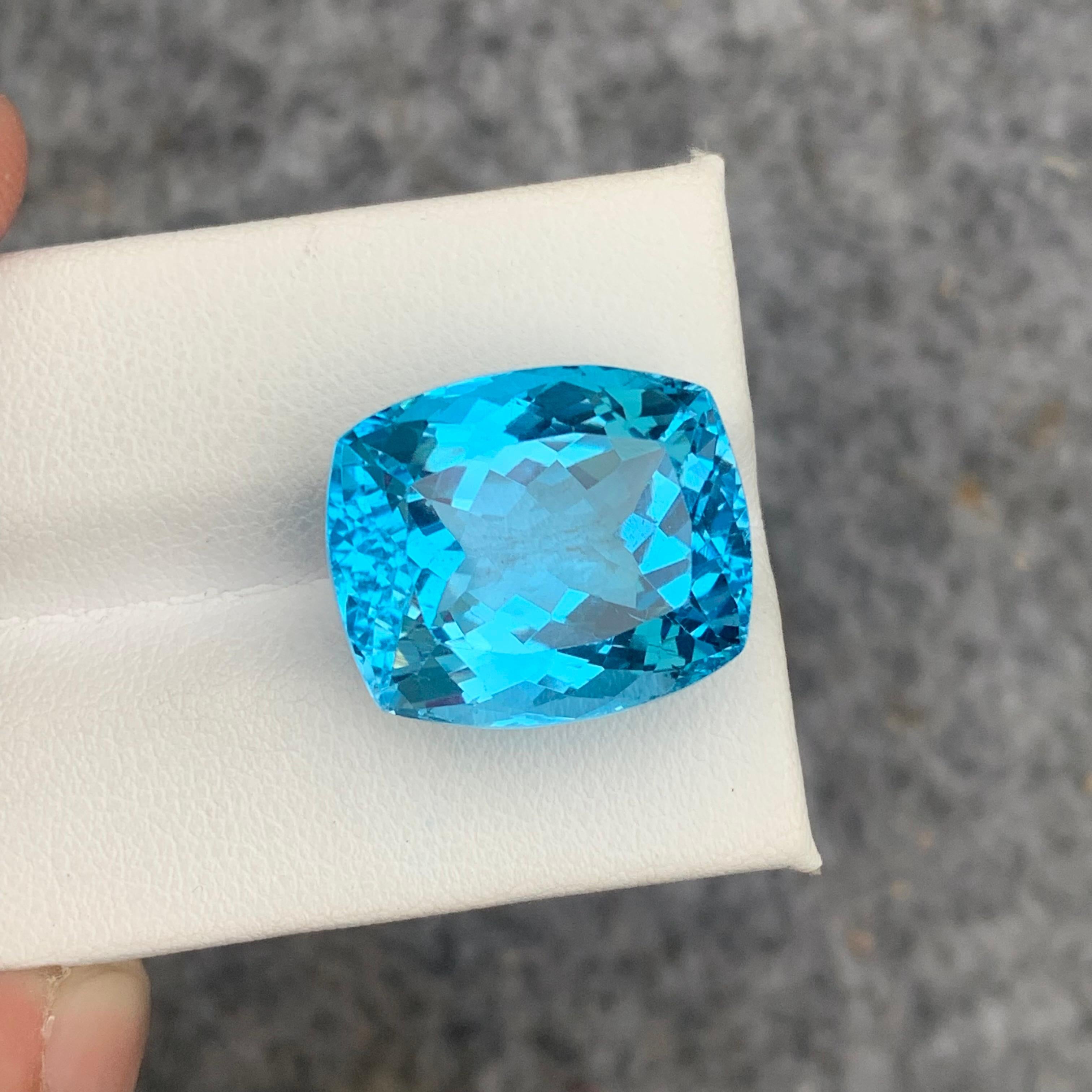 Superbe topaze bleue non sertie de 31,10 carats du Brésil, taille coussin pour bijoux en vente 2