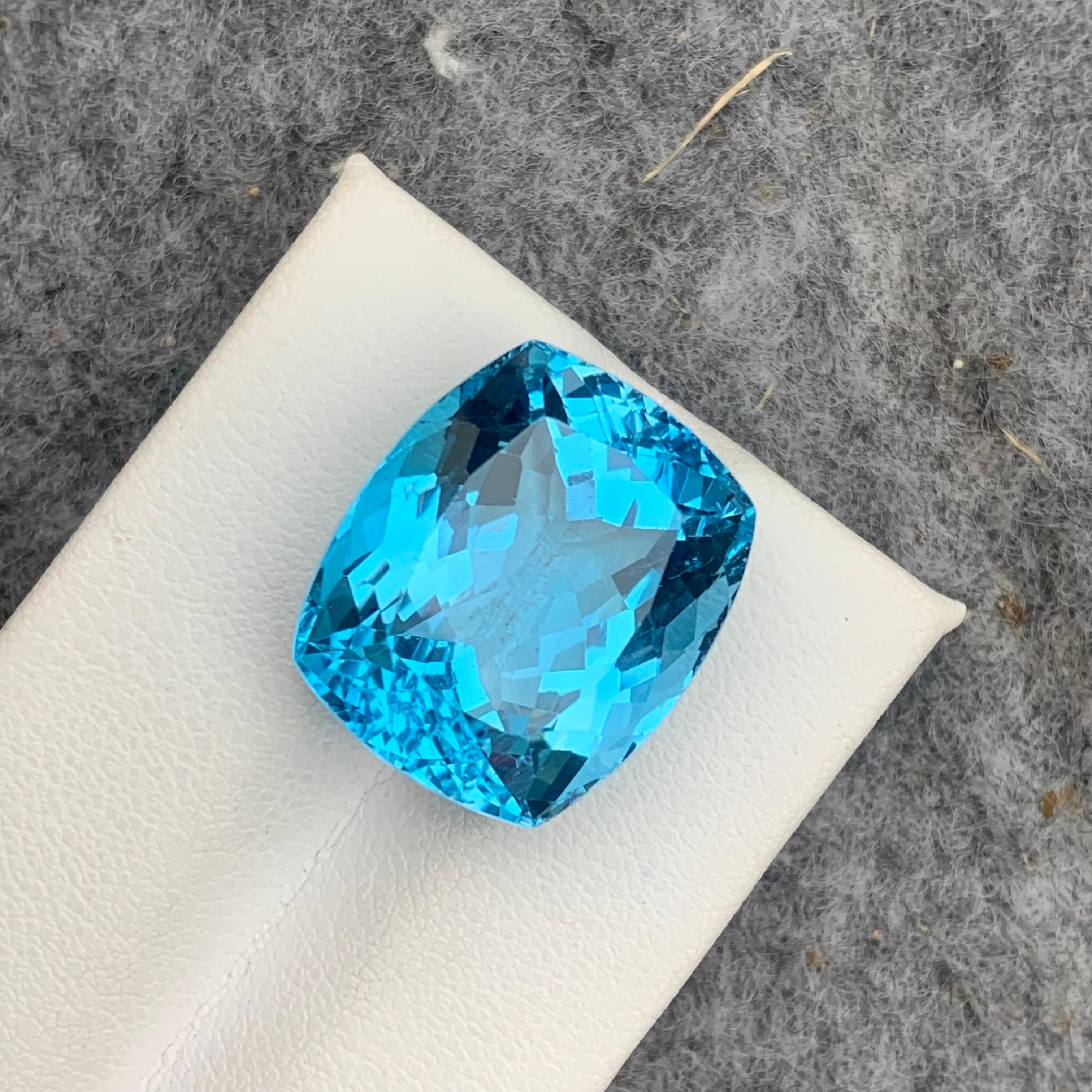 Superbe topaze bleue non sertie de 31,10 carats du Brésil, taille coussin pour bijoux en vente 3