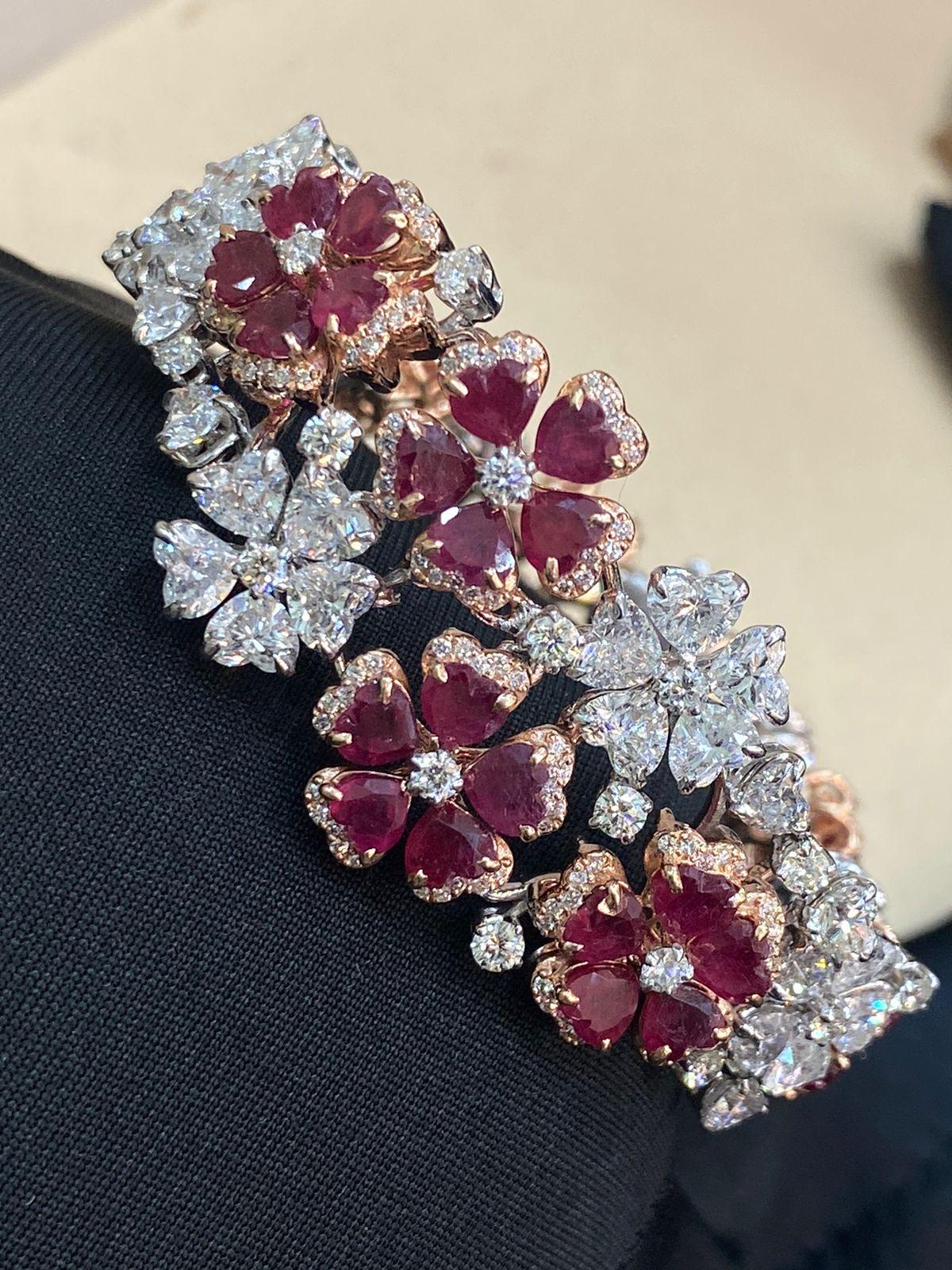 Gorgeous 31.38 Cts Heart Round Shape Diamonds Real Ruby Tennis Bracelet 14K Gold In New Condition For Sale In Massafra, IT