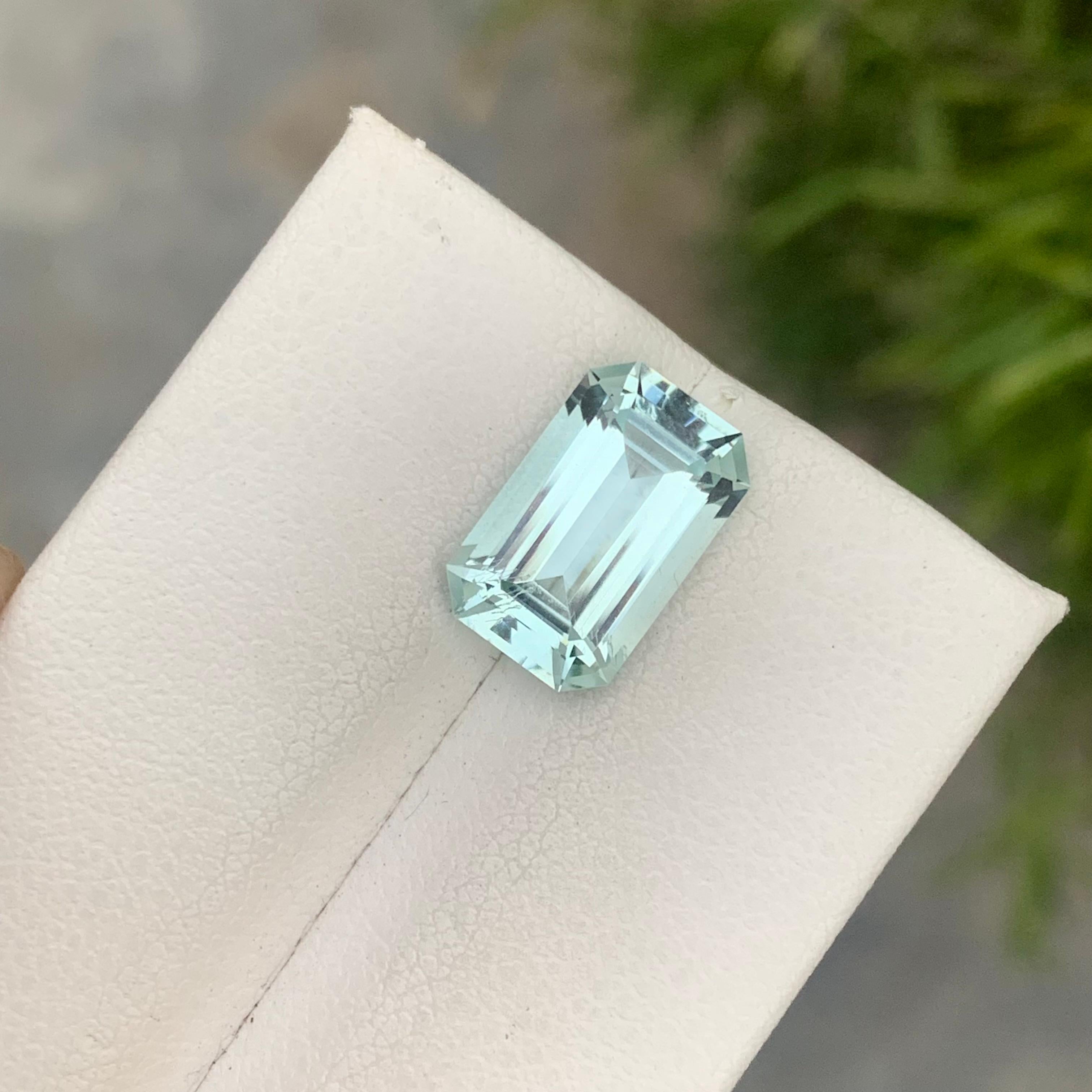 Romantique Superbe aigue-marine bleu clair naturel de 3,30 carats taille émeraude, pierre de naissance de mars en vente