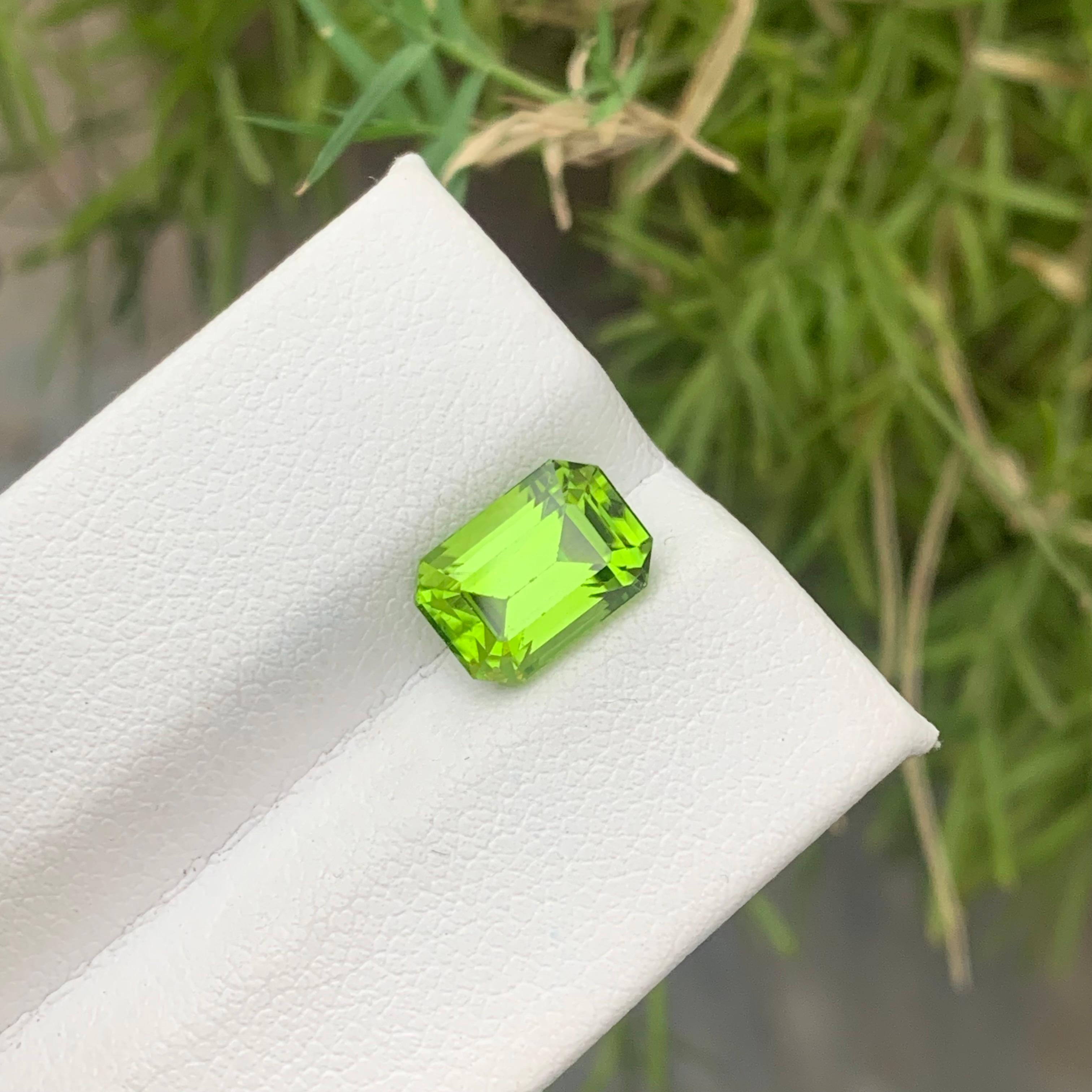 Gorgeous 3.35 Carat Natural Loose Green Peridot Gemstone from Pakistani Mine For Sale 2