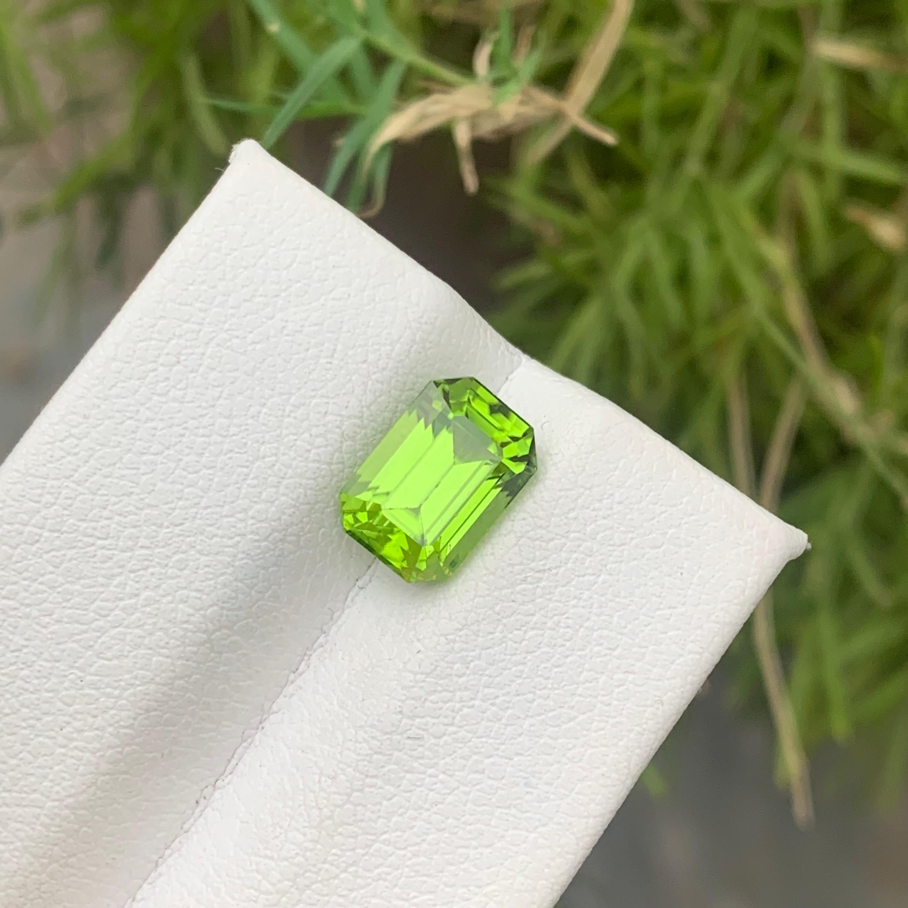 Gorgeous 3.35 Carat Natural Loose Green Peridot Gemstone from Pakistani Mine For Sale 4