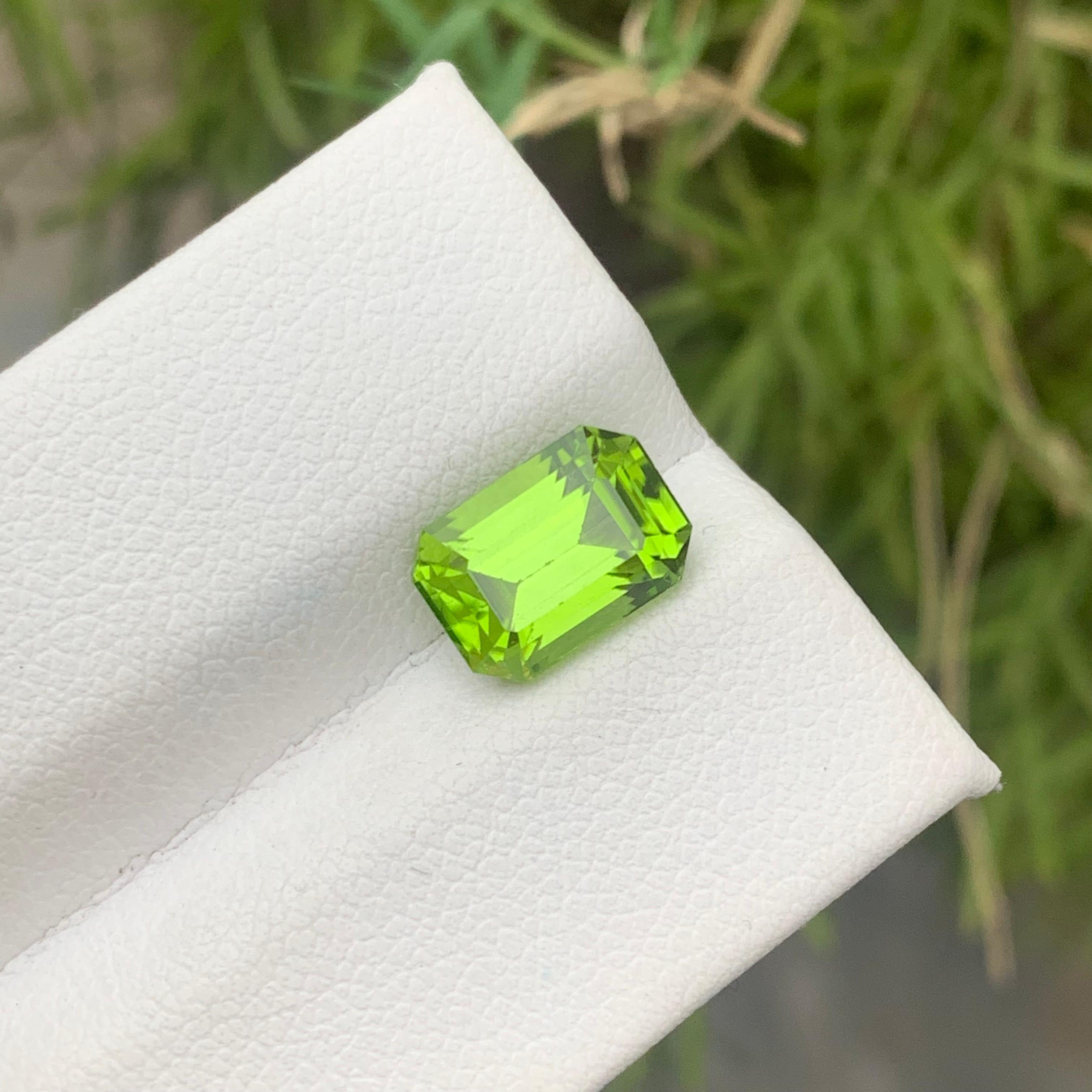 Gorgeous 3.35 Carat Natural Loose Green Peridot Gemstone from Pakistani Mine For Sale 6
