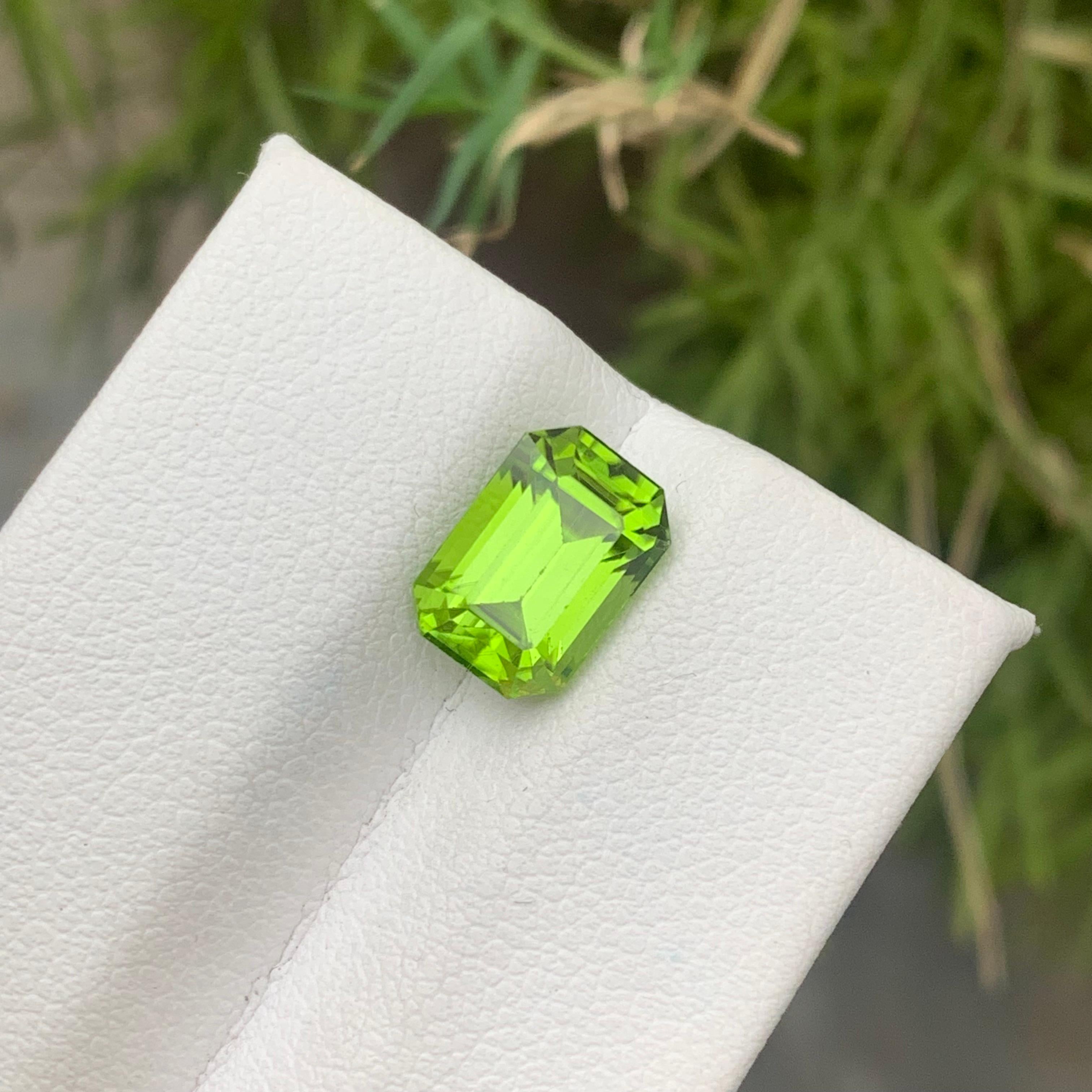 Gorgeous 3.35 Carat Natural Loose Green Peridot Gemstone from Pakistani Mine For Sale 7