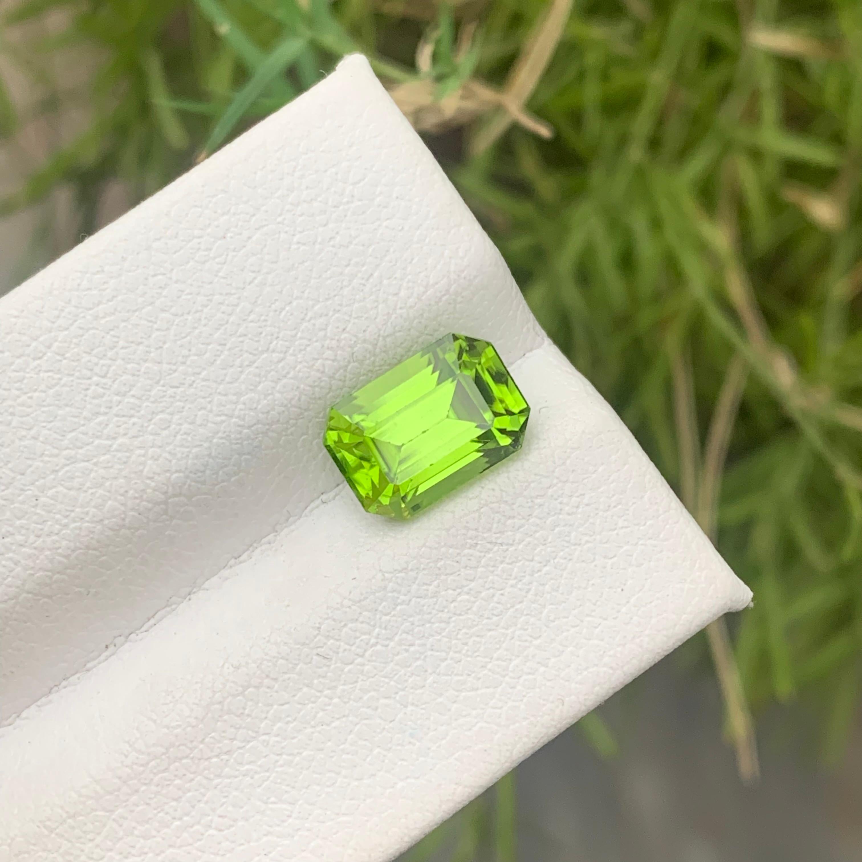 Women's or Men's Gorgeous 3.35 Carat Natural Loose Green Peridot Gemstone from Pakistani Mine For Sale