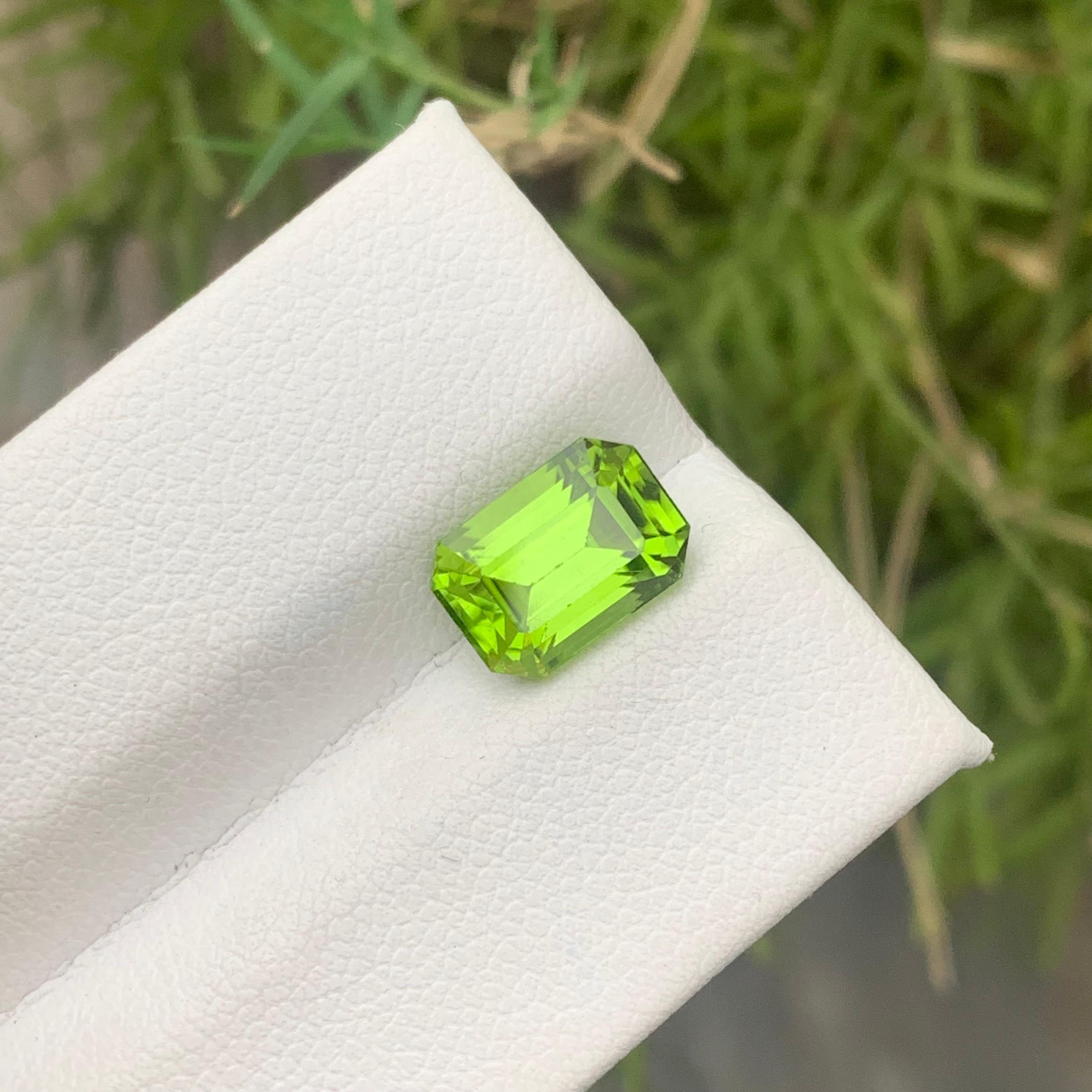 Women's or Men's Gorgeous 3.35 Carat Natural Loose Green Peridot Gemstone from Pakistani Mine For Sale