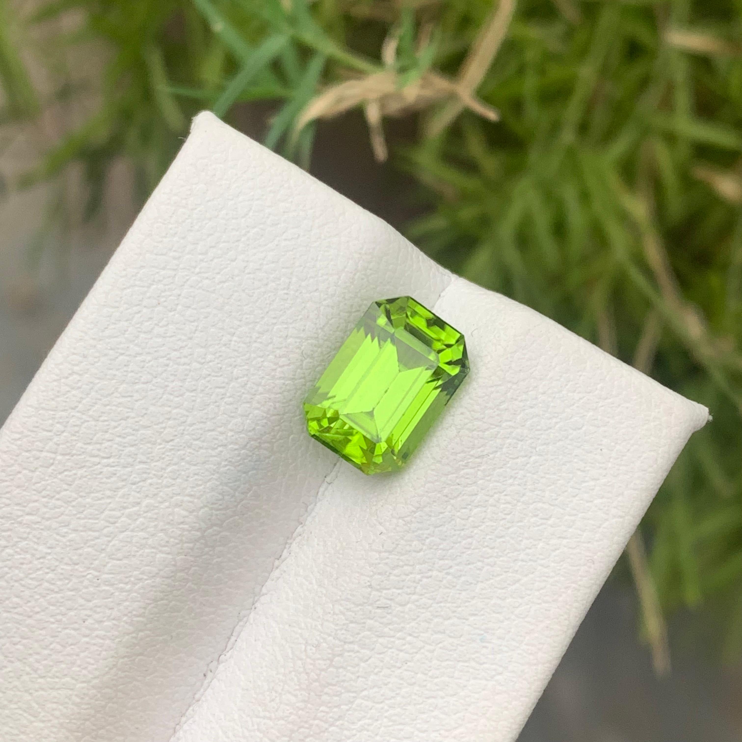 Gorgeous 3.35 Carat Natural Loose Green Peridot Gemstone from Pakistani Mine For Sale 1