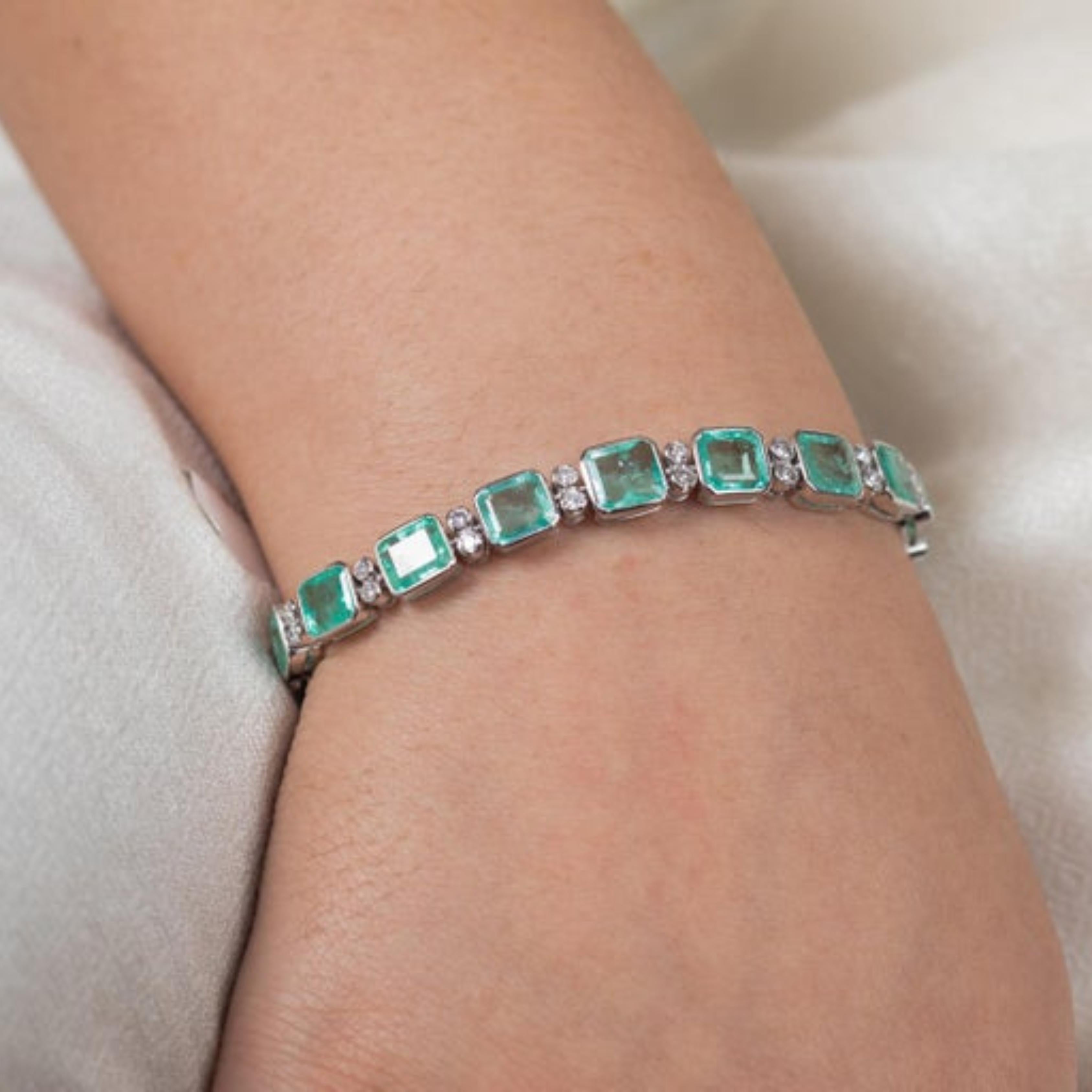 Splendido 33,58 Ct. Bracciale tennis con smeraldo e diamanti per lei in oro 18 carati in vendita 4