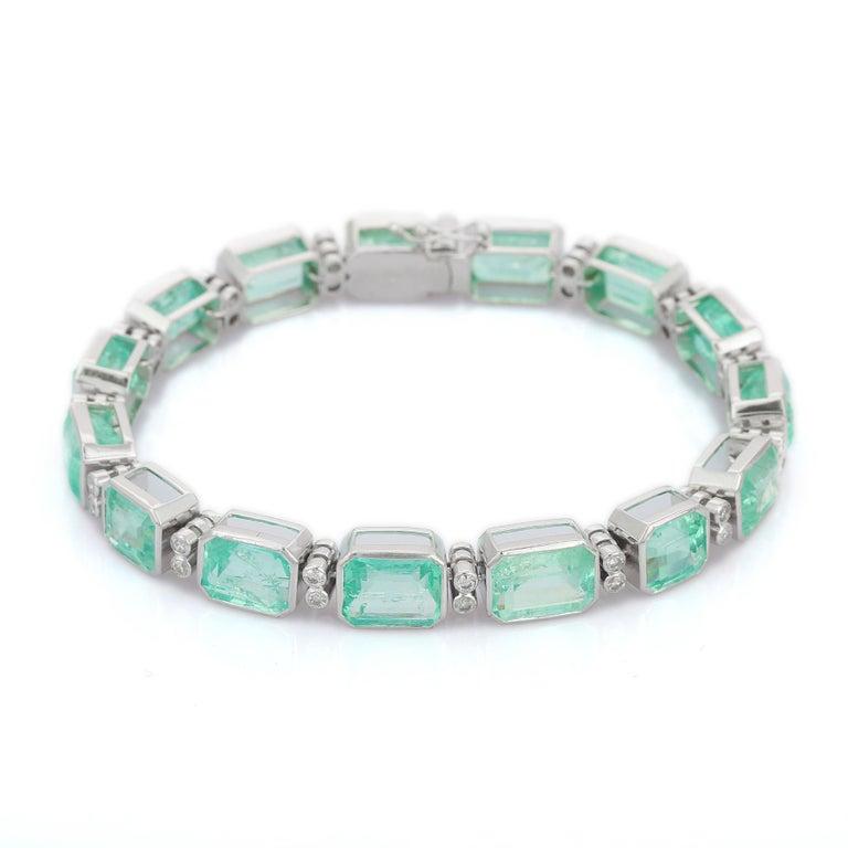 Splendido 33,58 Ct. Bracciale tennis con smeraldo e diamanti per lei in oro 18 carati in vendita 5