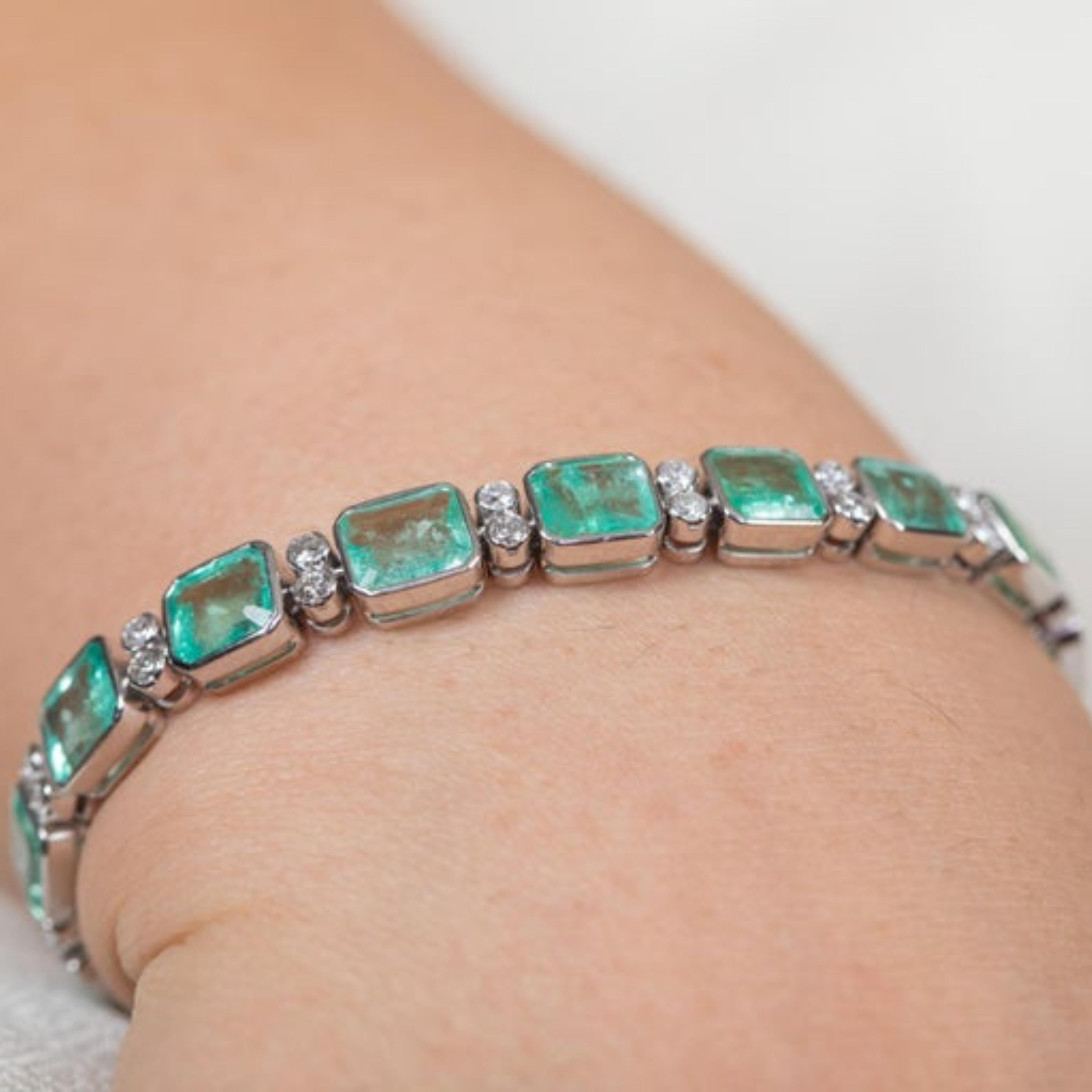Splendido 33,58 Ct. Bracciale tennis con smeraldo e diamanti per lei in oro 18 carati in vendita 6
