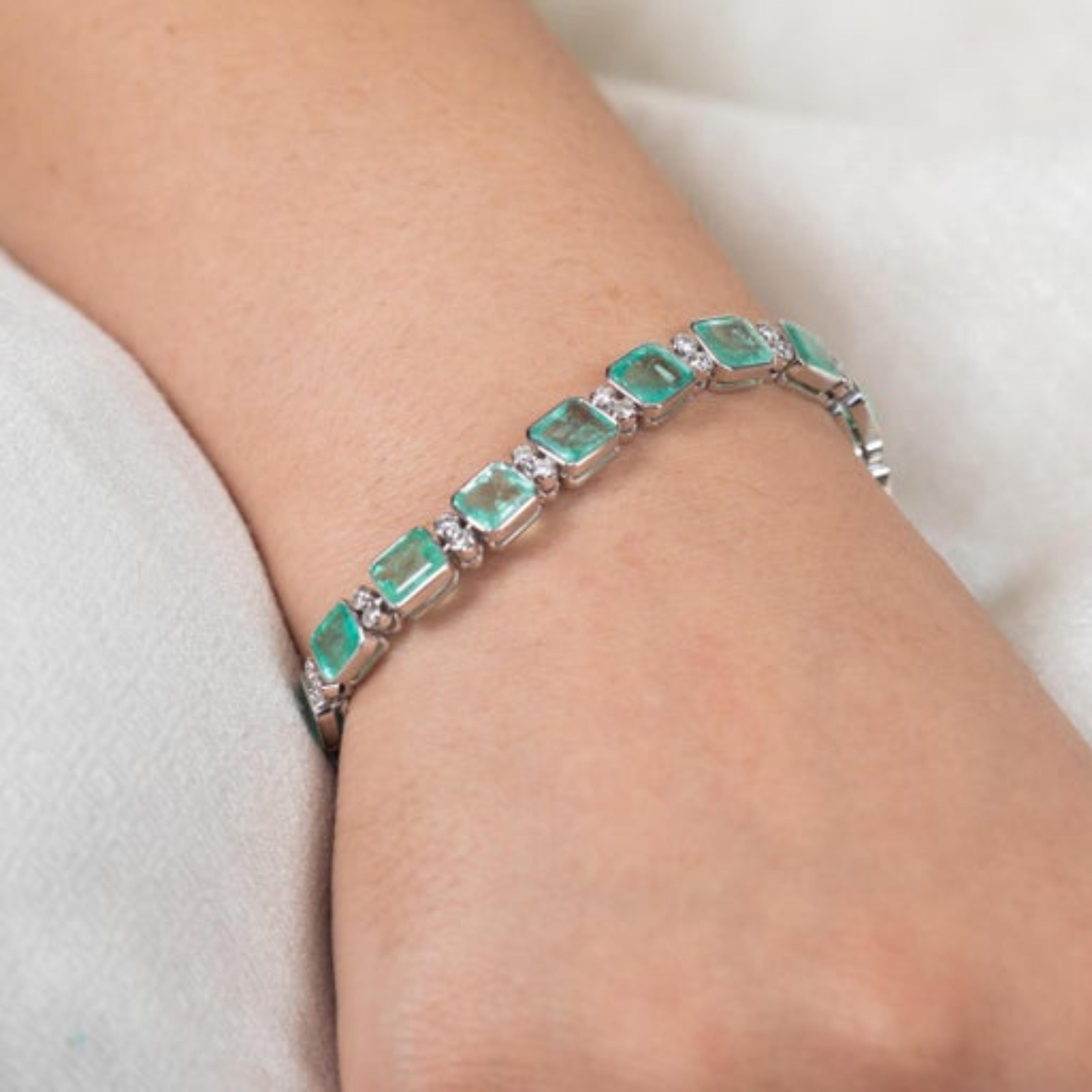 Splendido 33,58 Ct. Bracciale tennis con smeraldo e diamanti per lei in oro 18 carati in vendita 7
