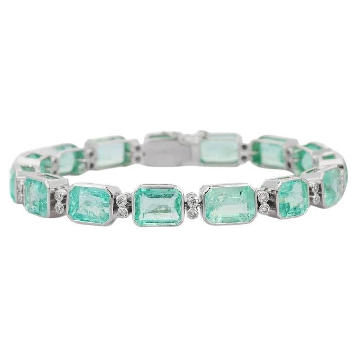 Una dichiarazione mozzafiato di eleganza senza tempo: questo squisito bracciale è realizzato in oro bianco 18 carati e mette in mostra una spettacolare composizione di smeraldi a gradini, per un totale di 33,58 carati. Ogni smeraldo verde dalle