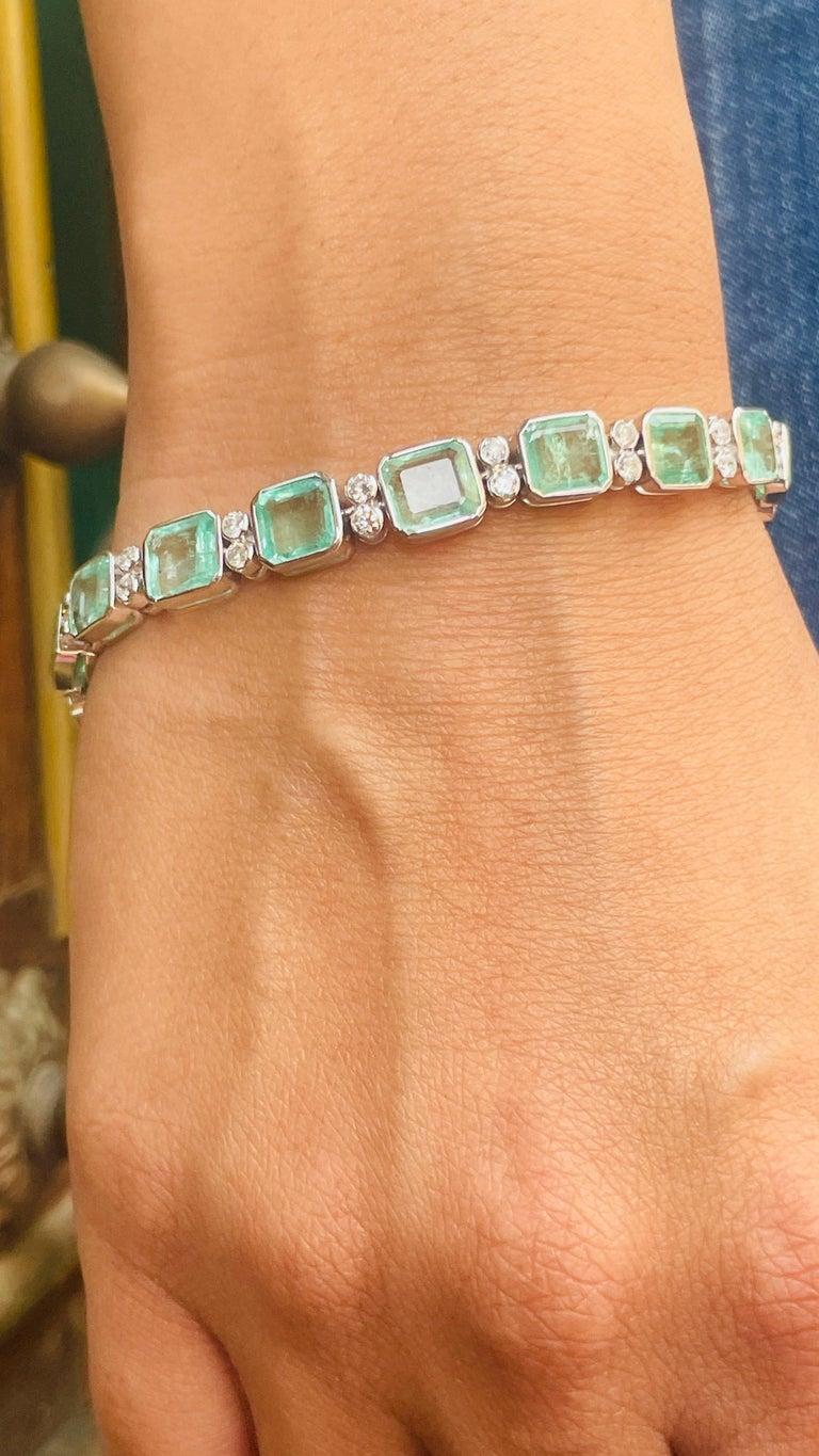 Modernista Splendido 33,58 Ct. Bracciale tennis con smeraldo e diamanti per lei in oro 18 carati in vendita