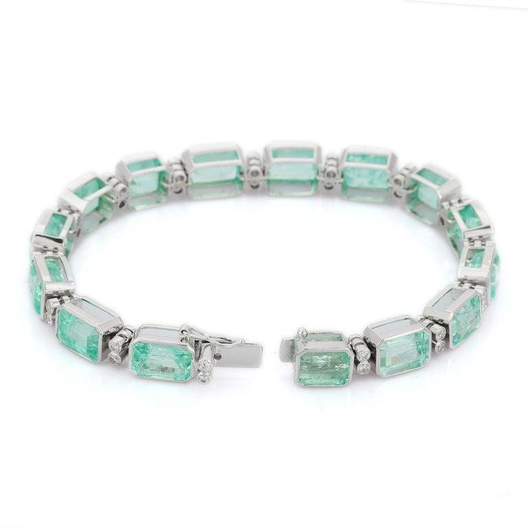 Donna Splendido 33,58 Ct. Bracciale tennis con smeraldo e diamanti per lei in oro 18 carati in vendita